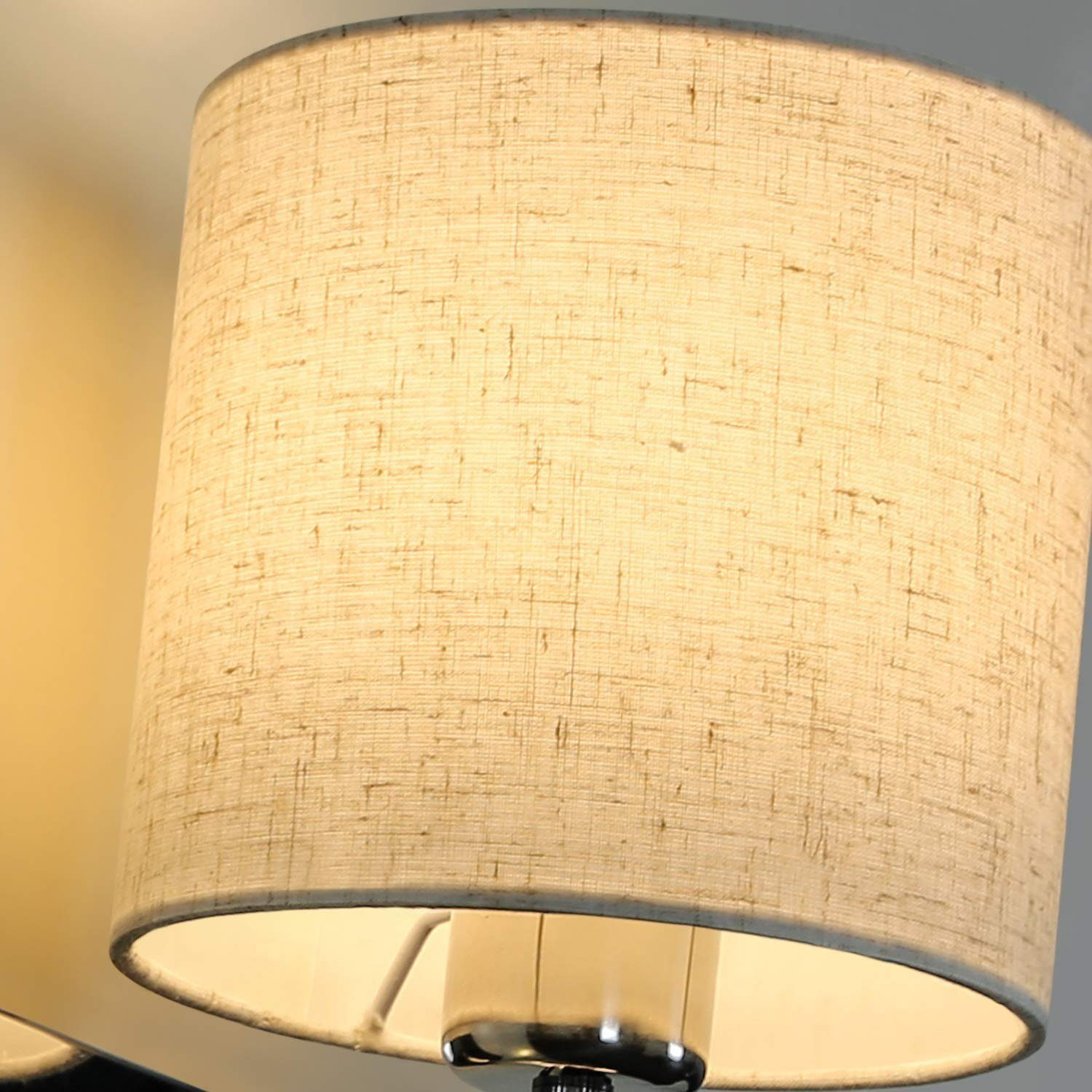 Nahaufnahme einer Lampe mit beigem Lampenschirm.