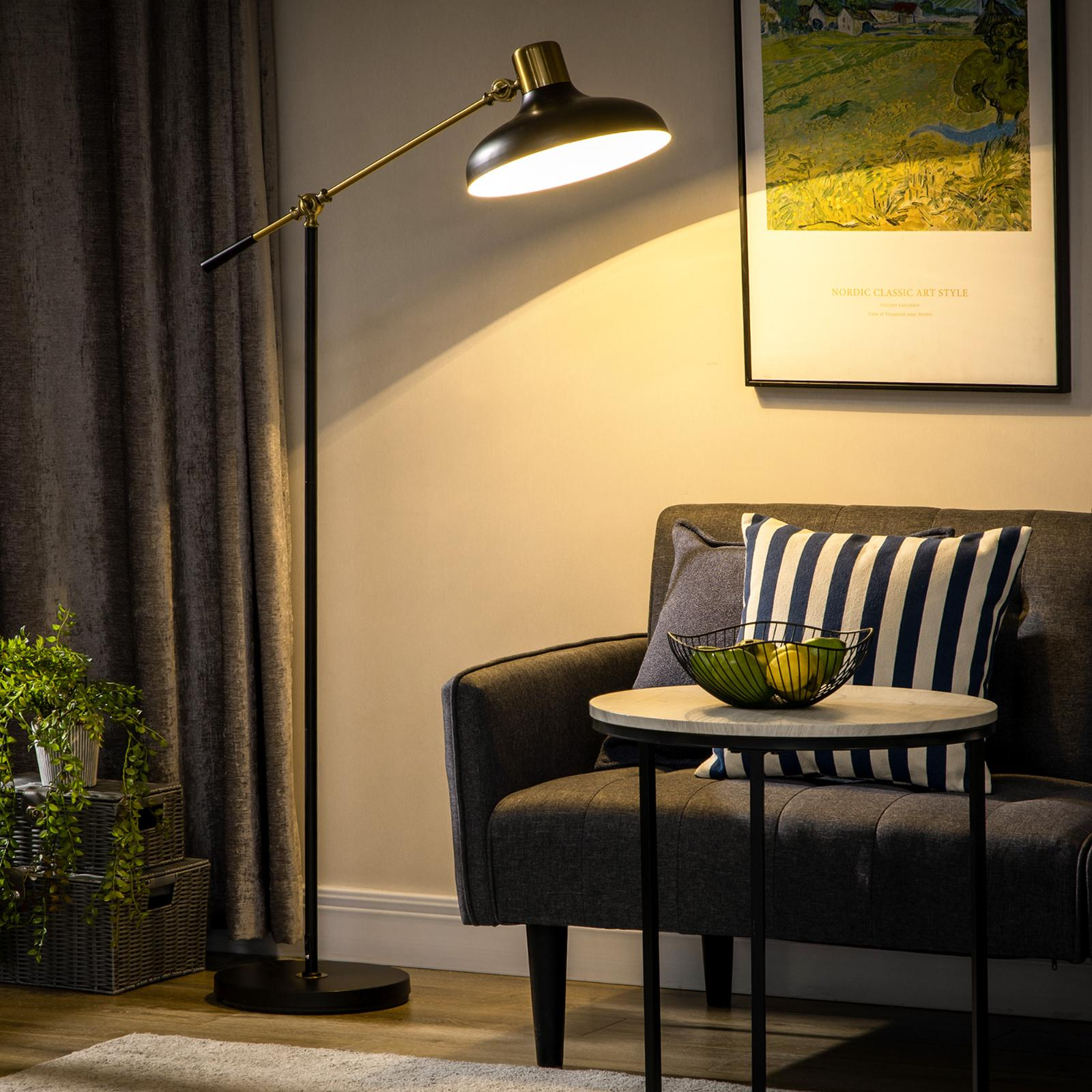 Rauminnenraum mit Stehlampe, Sofa, Tisch und Kunst. Die Lampe ist an.