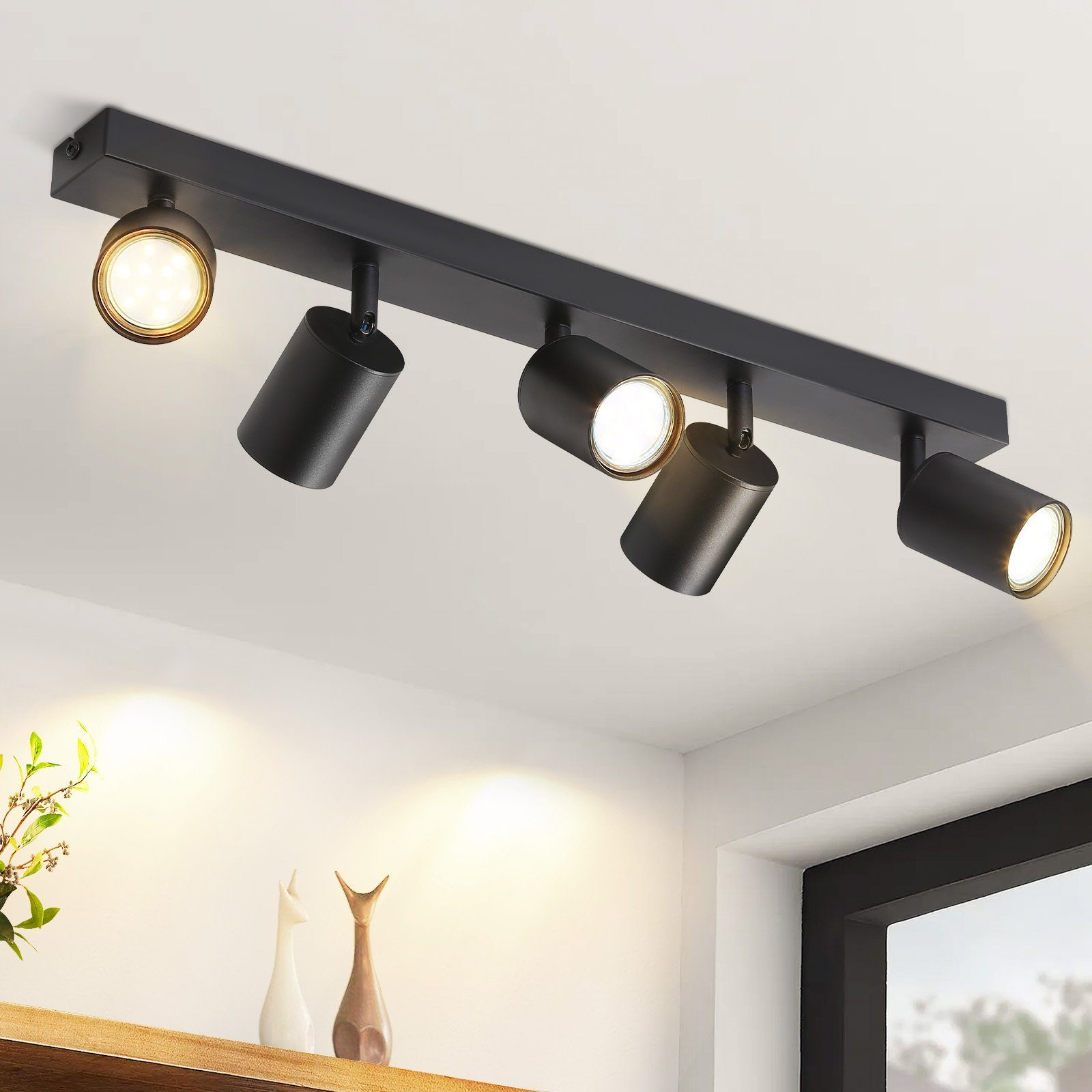 Focos de techo negros con 4 luces. Están dirigidos hacia abajo.