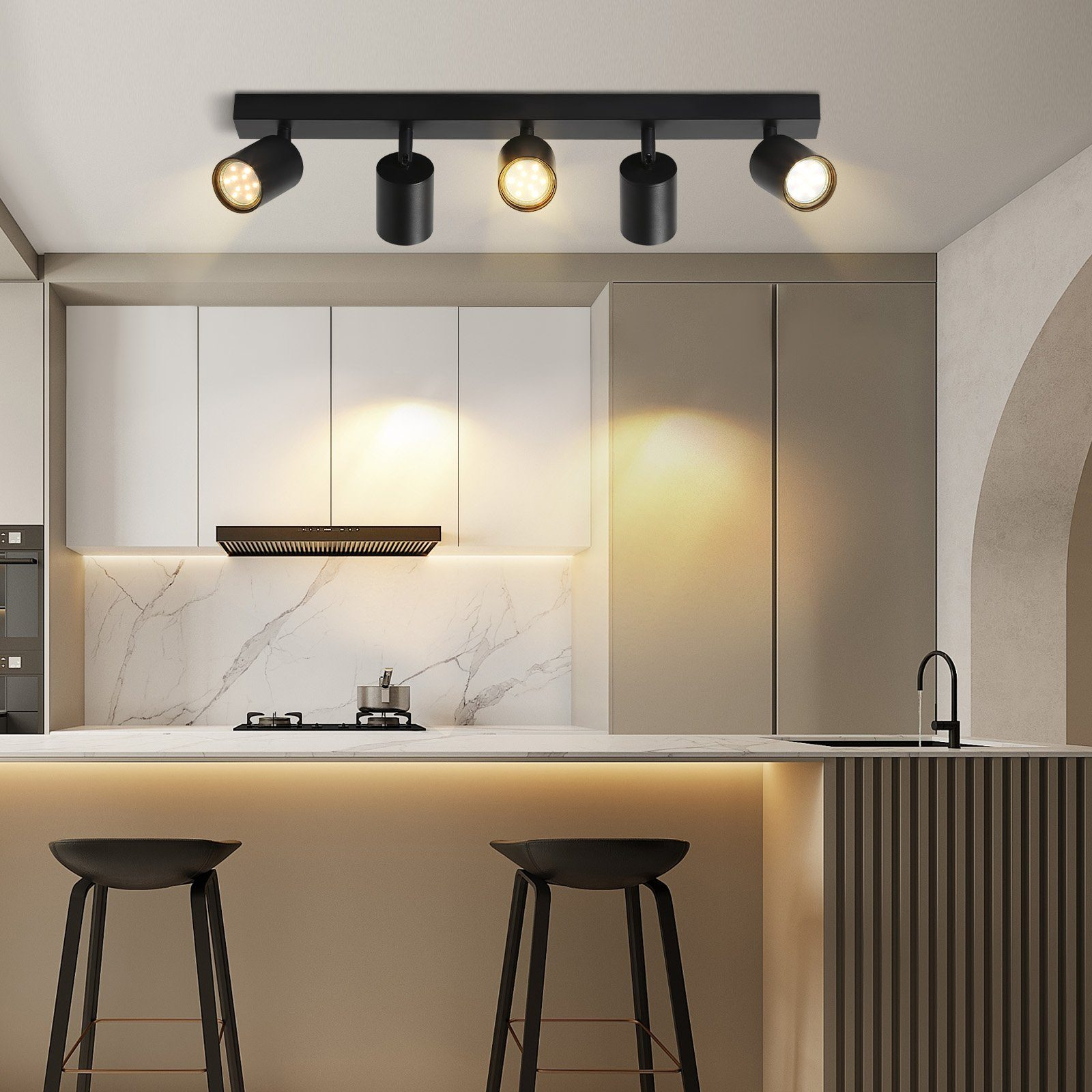 Cocina con iluminación de riel. Cinco focos negros en una pista negra.