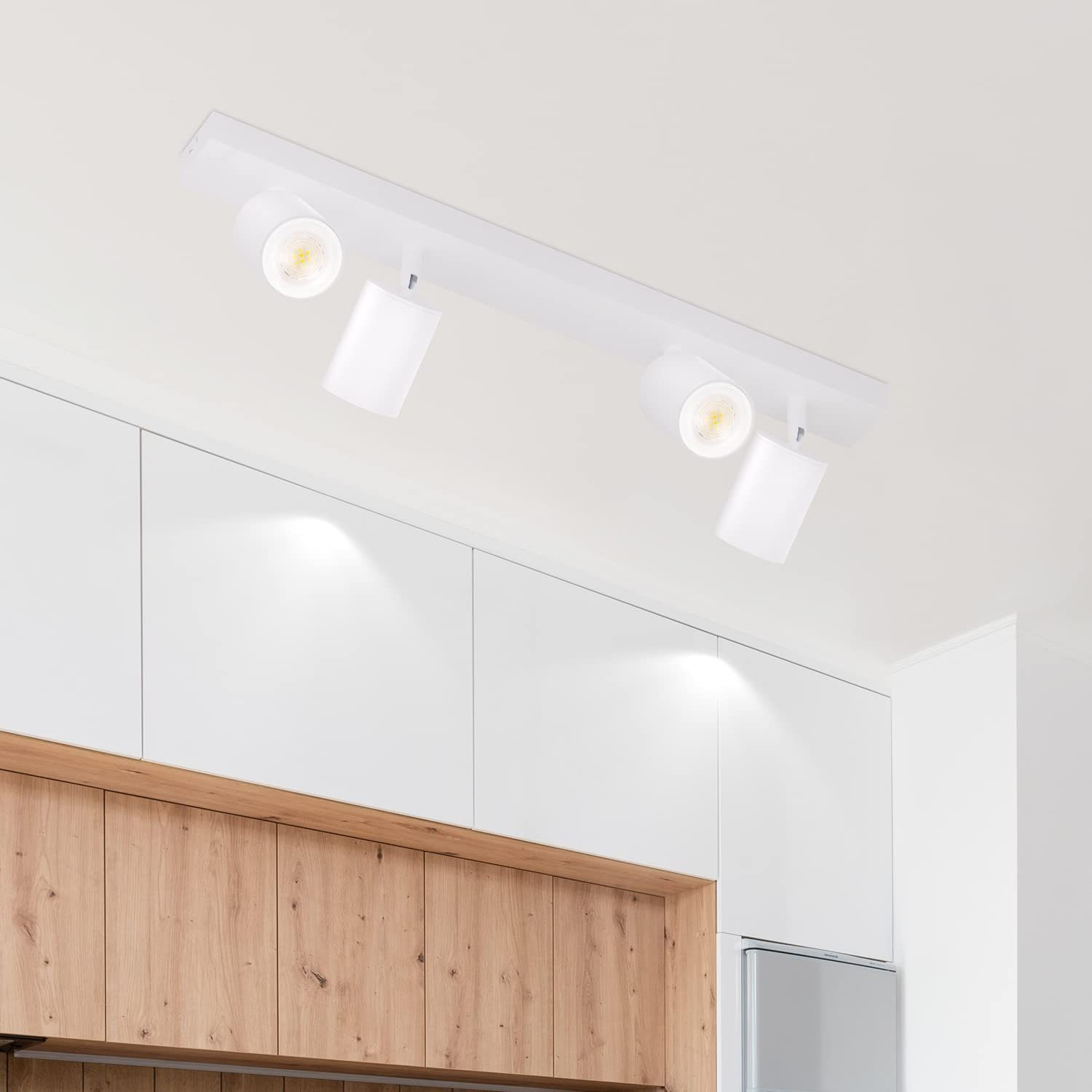 Un techo con tres focos blancos. Las luces están dirigidas hacia abajo, iluminando el área inferior.