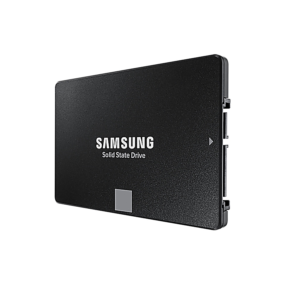 Beyaz metinli siyah Samsung SSD. Beyaz zemin.