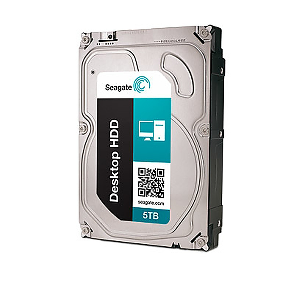 Un HDD Seagate Desktop. È argentato con un'etichetta blu e una base nera. Testo e codice QR sull'etichetta.