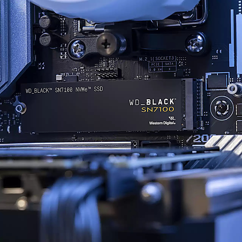 WD_BLACK SN7100 NVMe SSD zainstalowany na płycie głównej. Czarny SSD z białym tekstem.