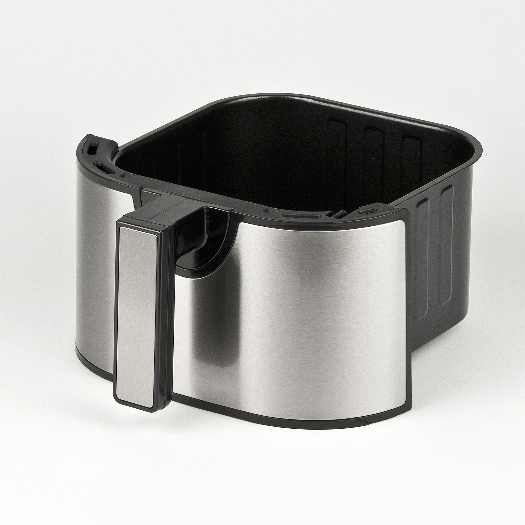 Airfryer mand met zwarte handgreep en zilveren accenten. Zwart interieur, zilveren exterieur.