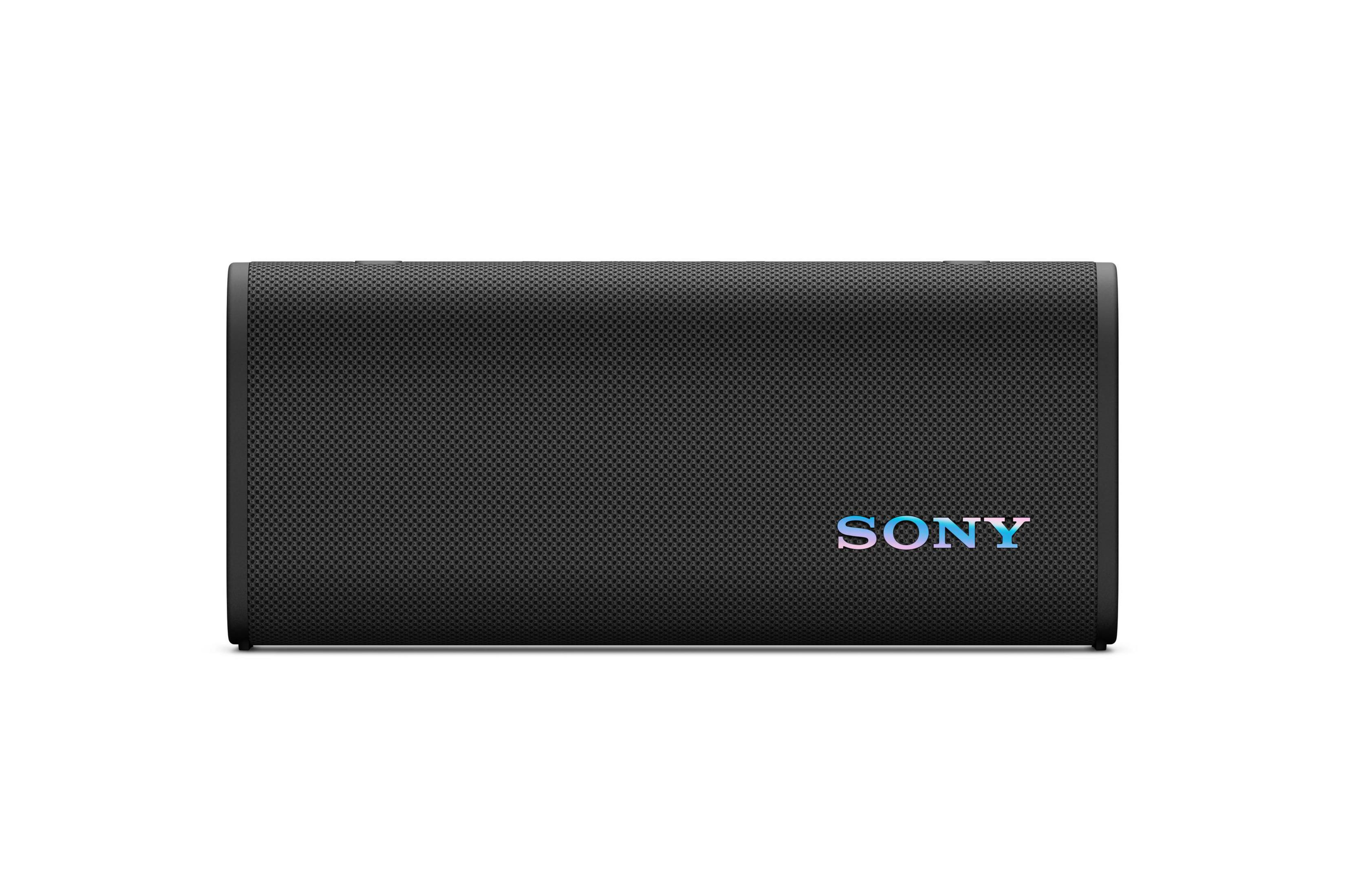 Schwarzer Sony-Lautsprecher. Rechteckige Form mit strukturierter Vorderseite. Sony-Logo in schillernden Farben. Weißer Hintergrund.