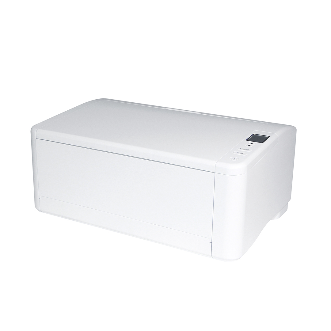 Biały skaner o prostokątnym kształcie. Ma mały ekran i przyciski na górze. Białe tło.