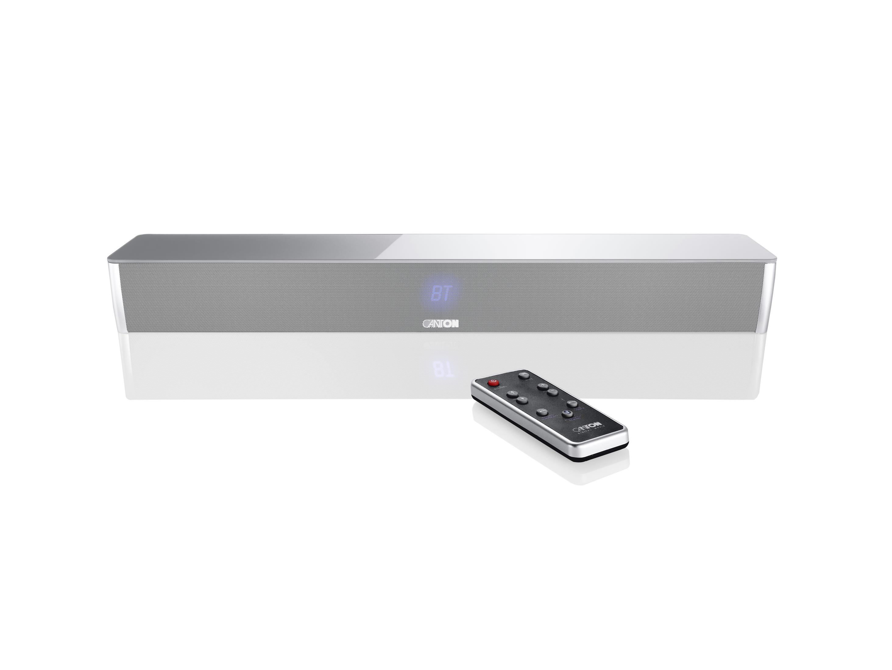 Weiße Soundbar mit Fernbedienung auf weißem Hintergrund.
