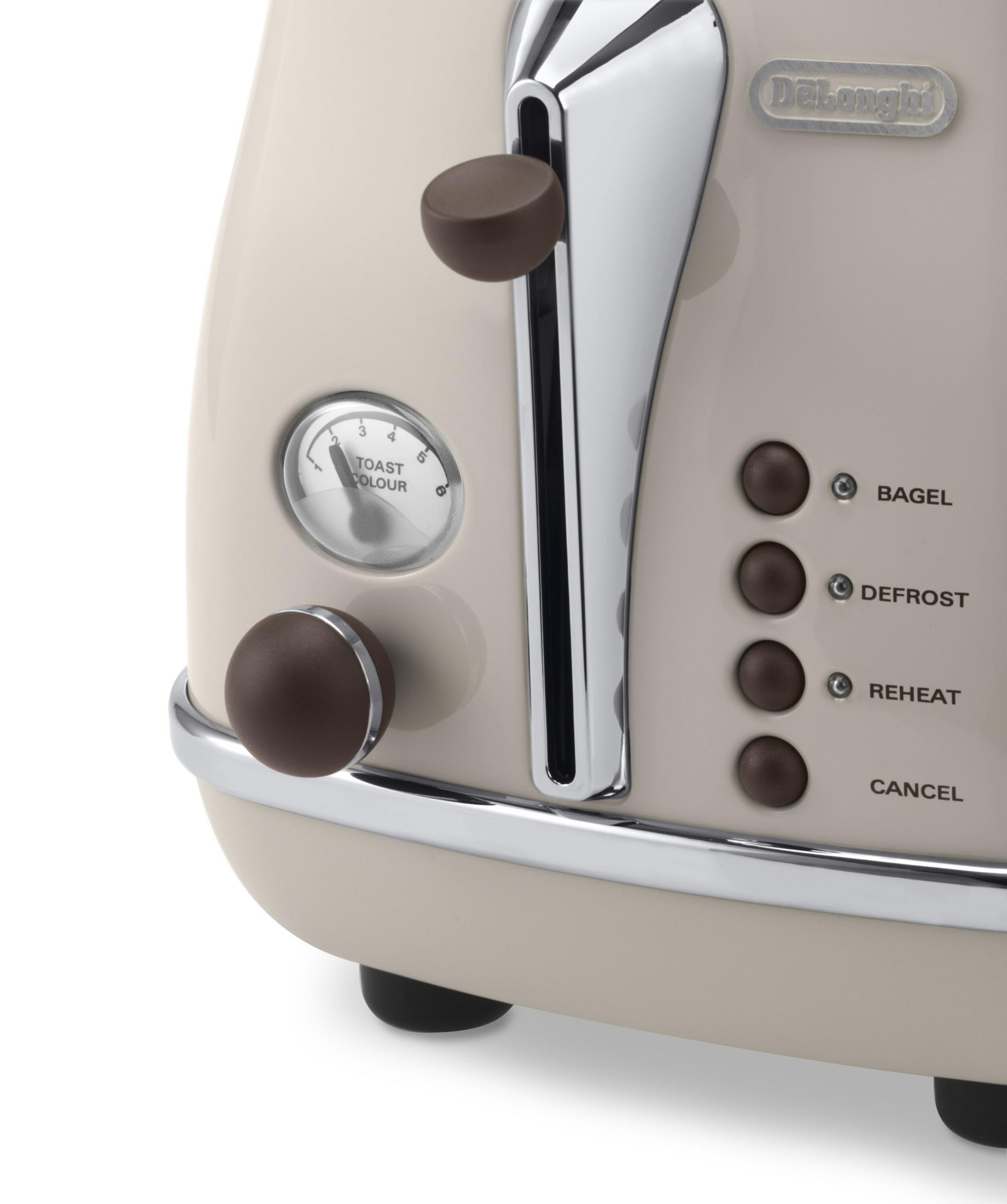 Krem rengi bir DeLonghi tost makinesinin yakın çekimi. Düğmeleri, bir kadranı ve marka adını gösterir.