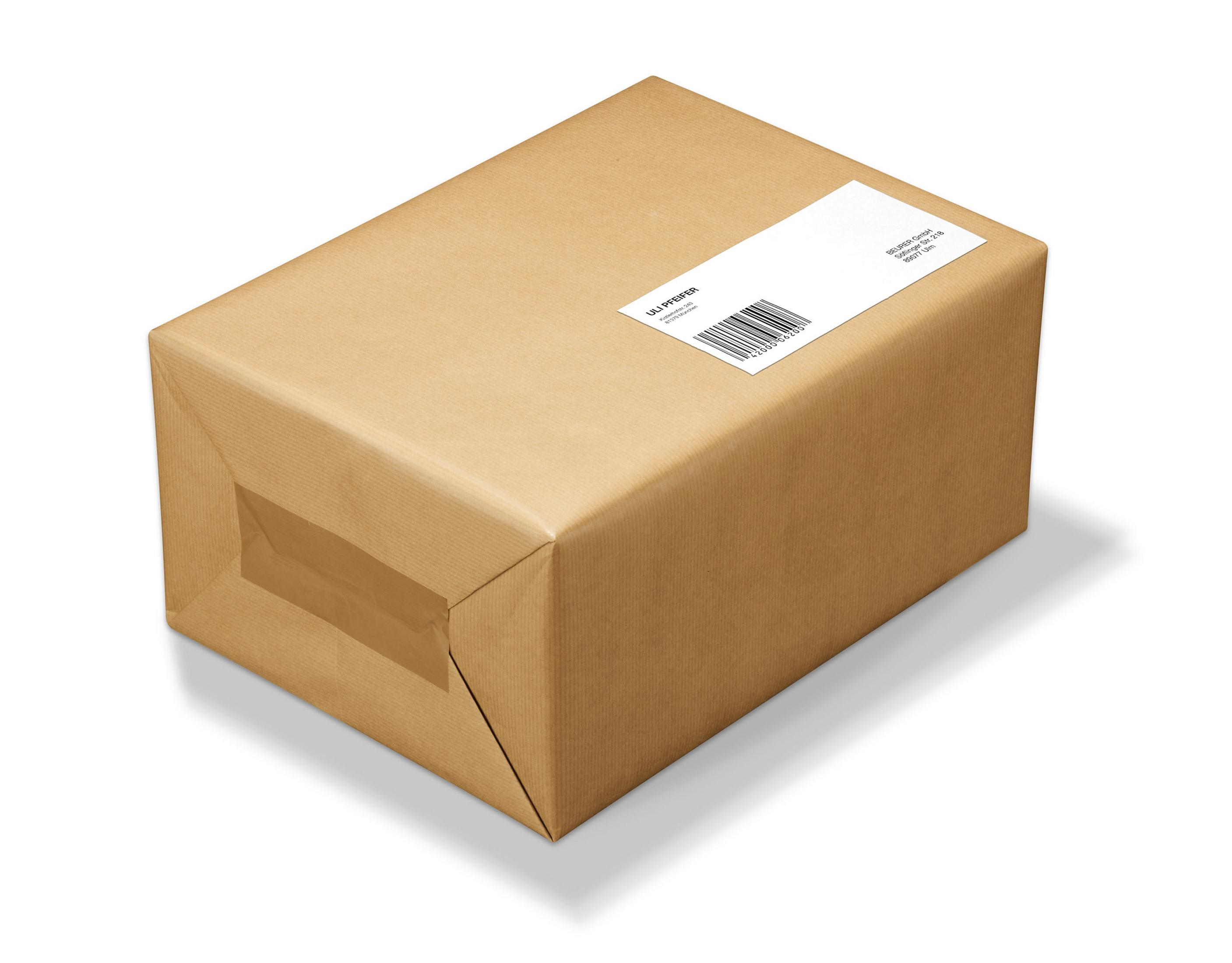 Braunes Kartonpaket, mit Klebeband versiegelt. Weißes Etikett mit Barcode und Text oben.