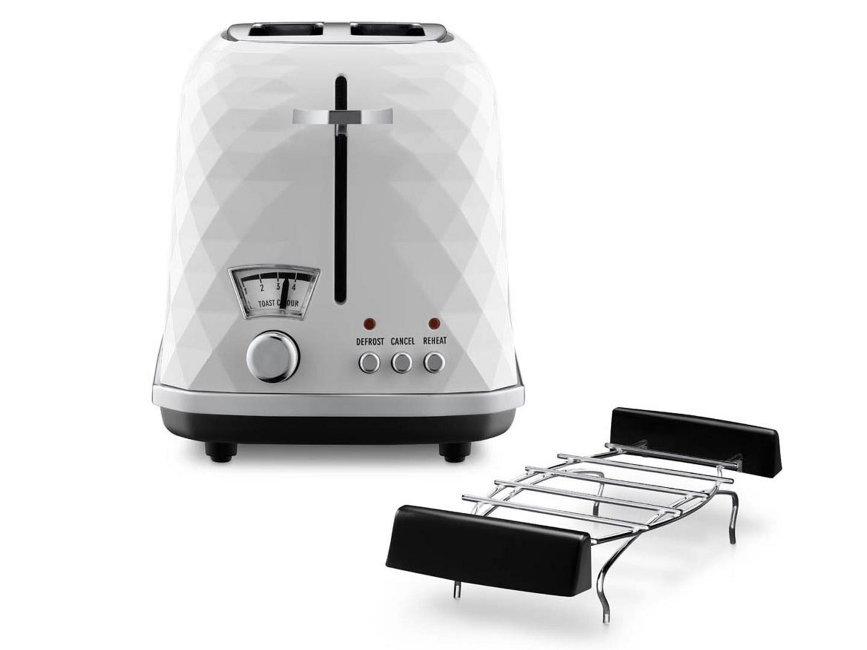 Weißer Toaster mit Diamantmuster und Rost, auf weißem Hintergrund.