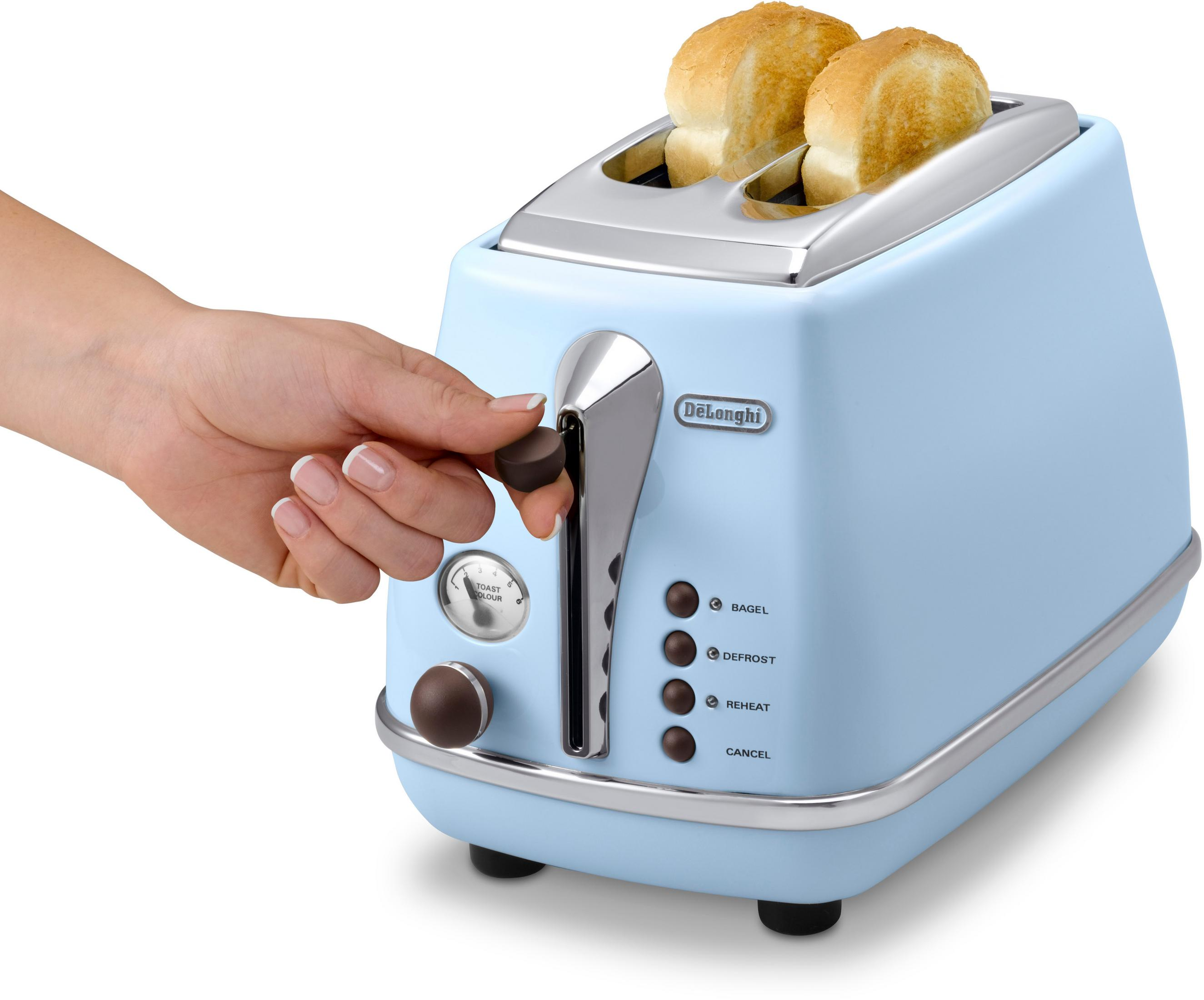 Un tostapane DeLonghi azzurro con due fessure. Una mano regola la manopola per la doratura.