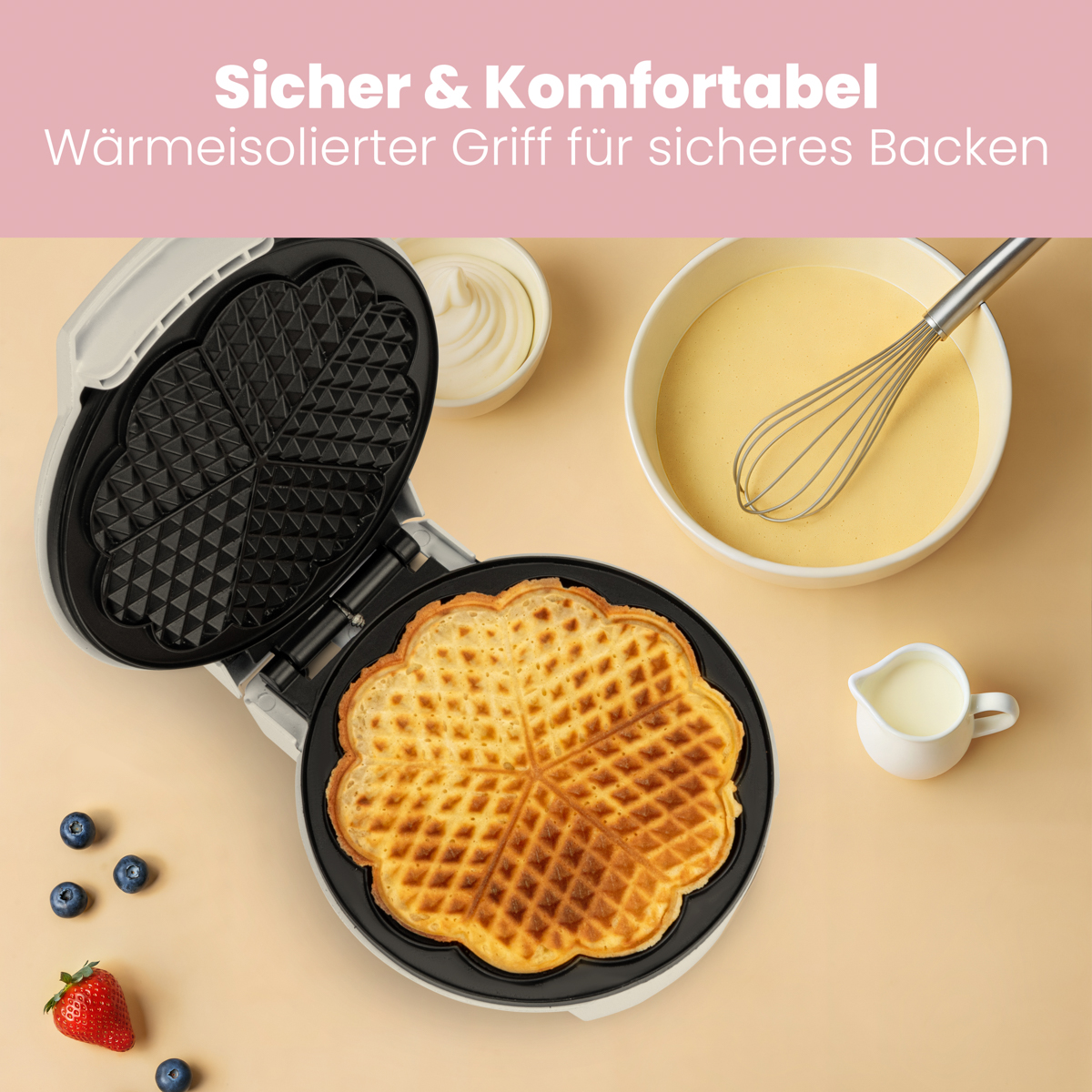 Gofrownica otwarta, pokazująca upieczony gofr, składniki takie jak jagody i śmietana wokół.