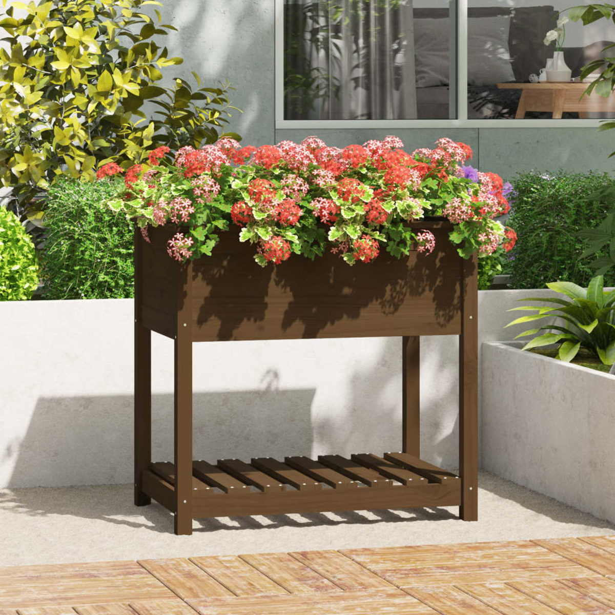 Braune Pflanzkasten mit Blumen. Rote und rosa Blüten oben. Holzbeine.