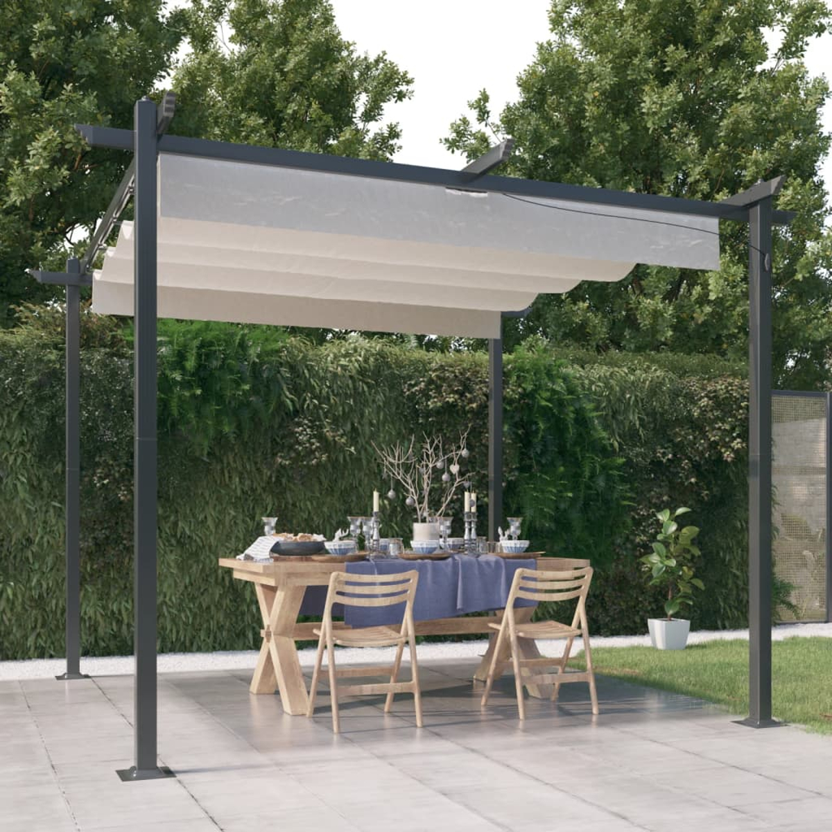 Pergola mit weißem Baldachin über einem Tisch, der für eine Mahlzeit gedeckt ist, mit Stühlen, im Garten.