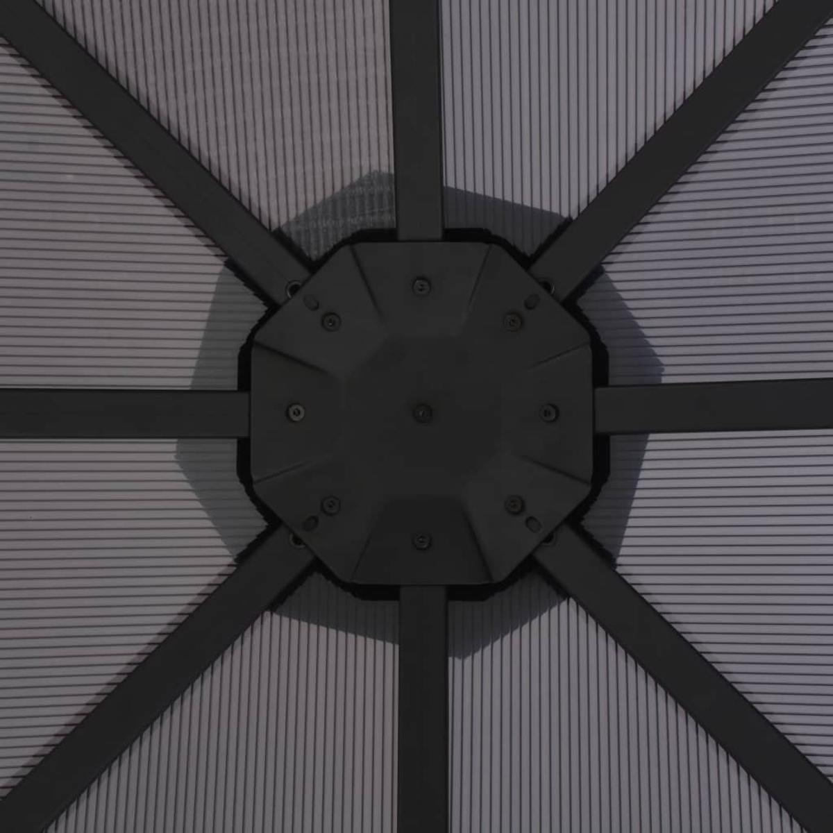 Pavillondach von unten. Dunkelgrauer Rahmen, transparente Paneele, zentrale.