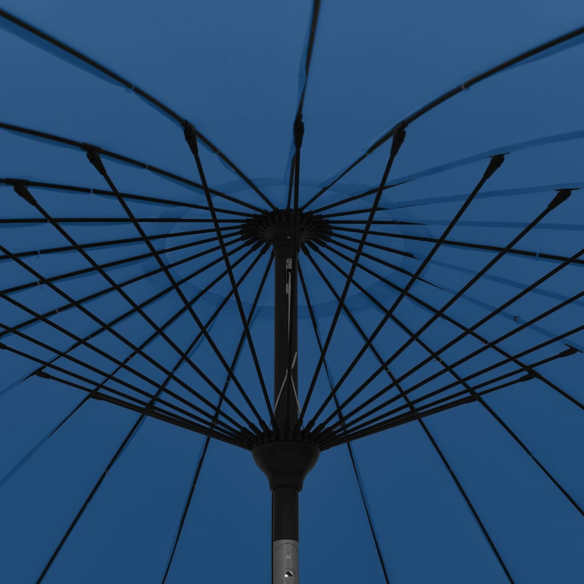 Blauer Regenschirm von unten, schwarze Rippen und zentraler Pfosten sichtbar.