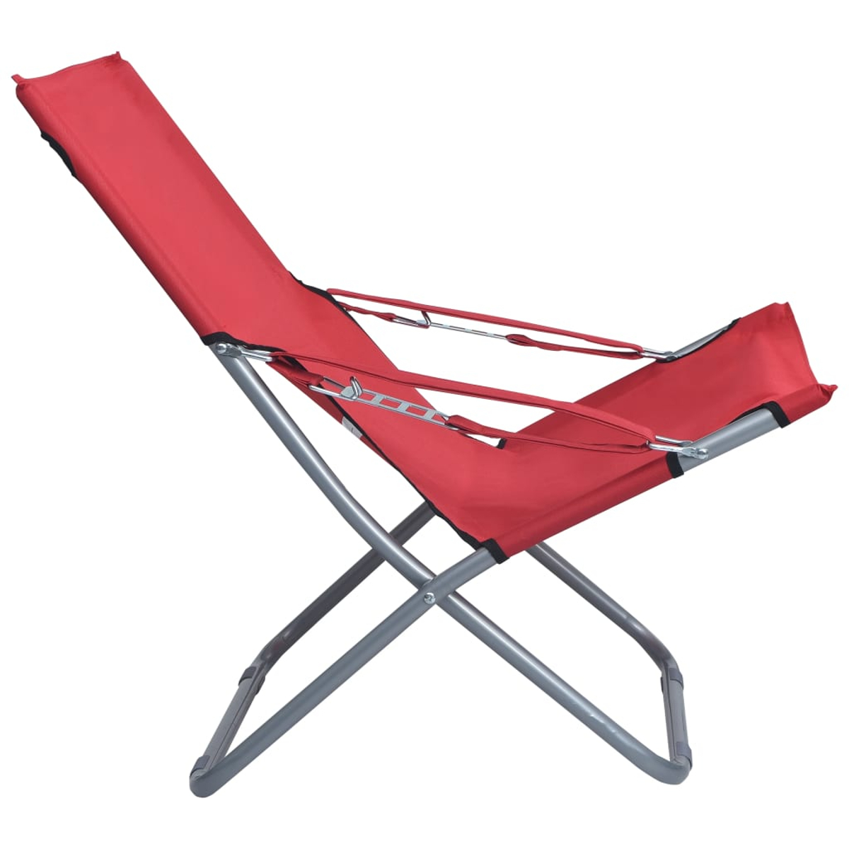 Roter Klappstuhl mit silbernem Rahmen. Der Stuhl ist geöffnet und abgewinkelt.