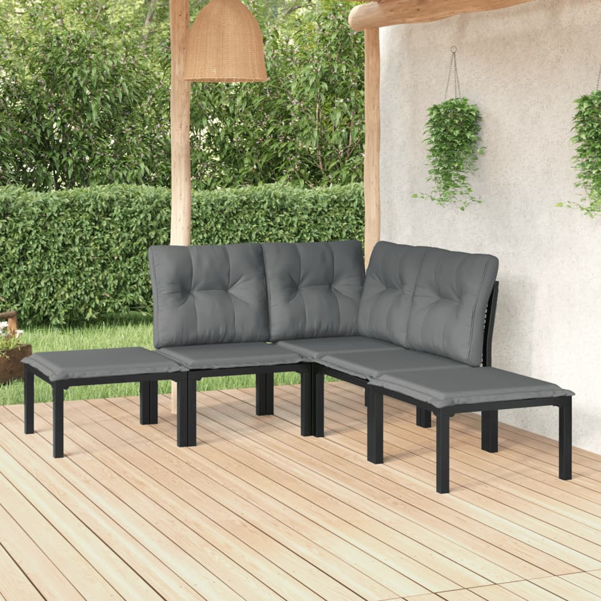 Outdoor-Ecksofa mit grauen Kissen. Auf Holzterrasse, beschattet durch Baldachin.