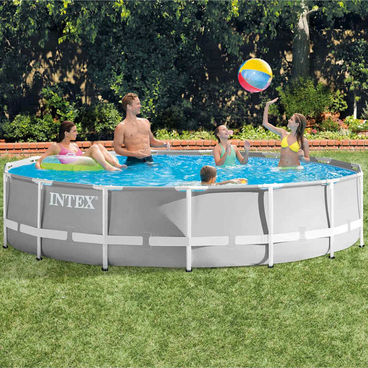 Menschen in einem runden oberirdischen Pool. Erwachsene und Kinder spielen mit Ball und Schwimmring.