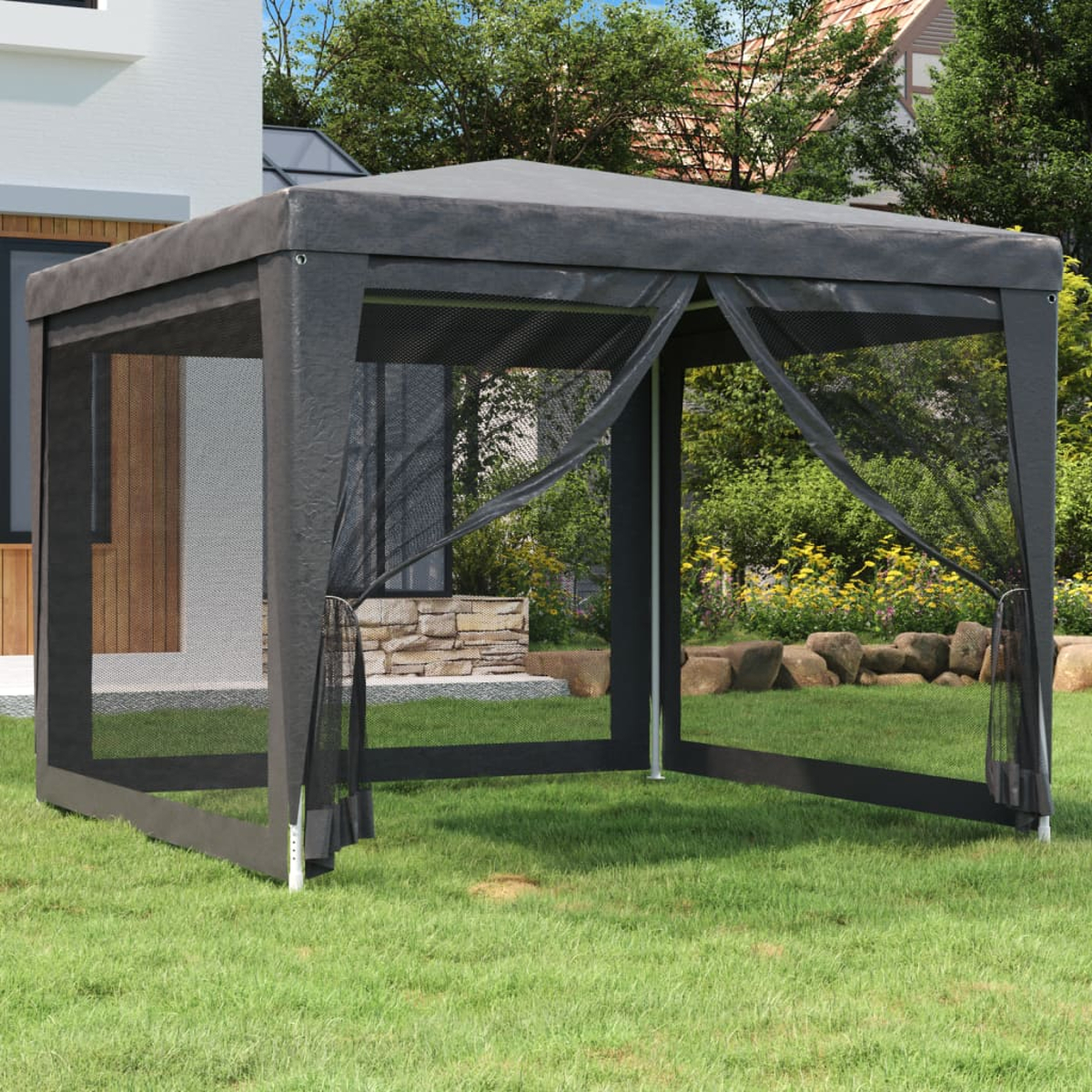 Schwarzer Pavillon auf grünem Gras. Netzseiten, schwarzes Dach, weiße Stützpfosten.