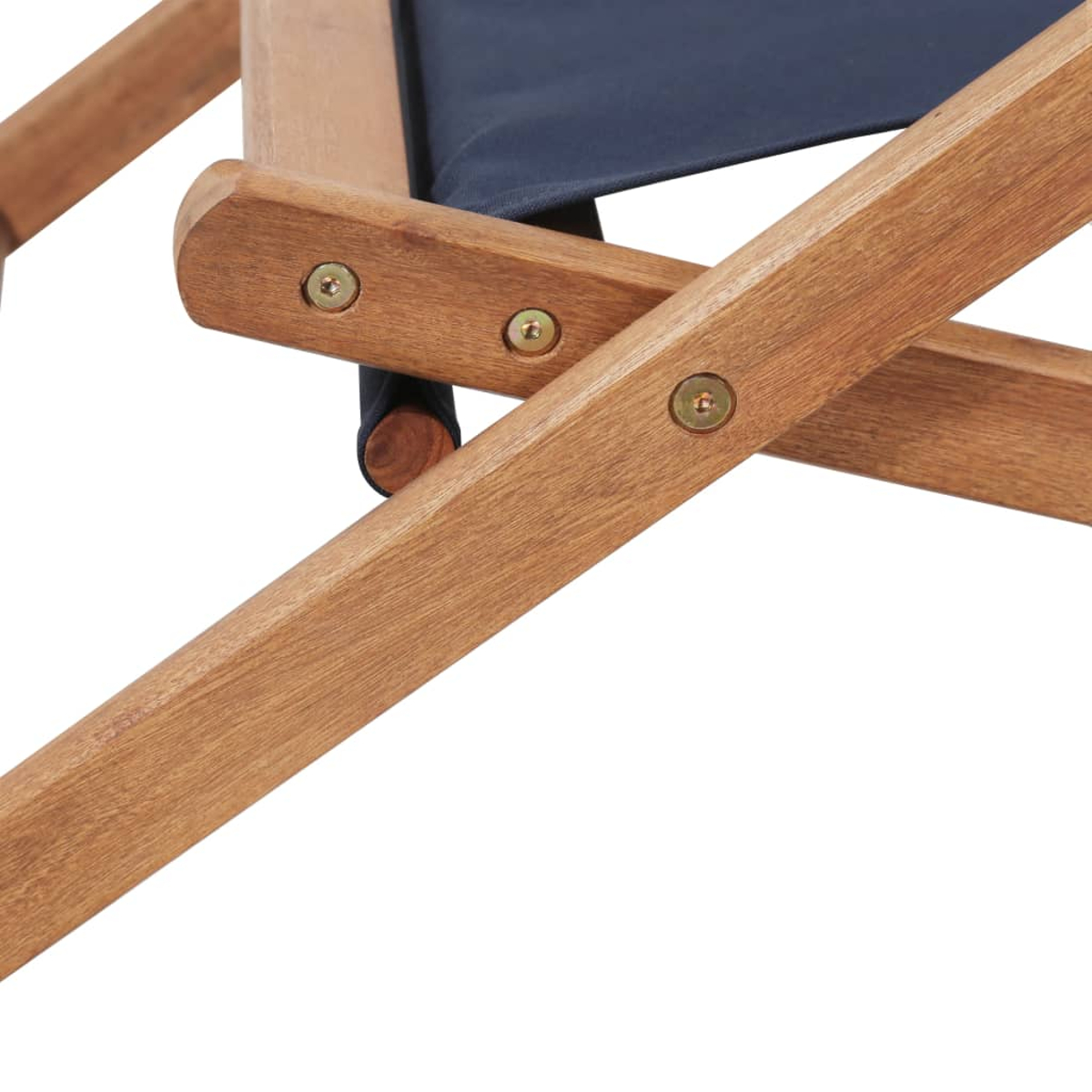 Nahaufnahme des Gelenks eines Holz-Deckchairs mit Schrauben. Dunkelblauer Stoffbezug sichtbar.