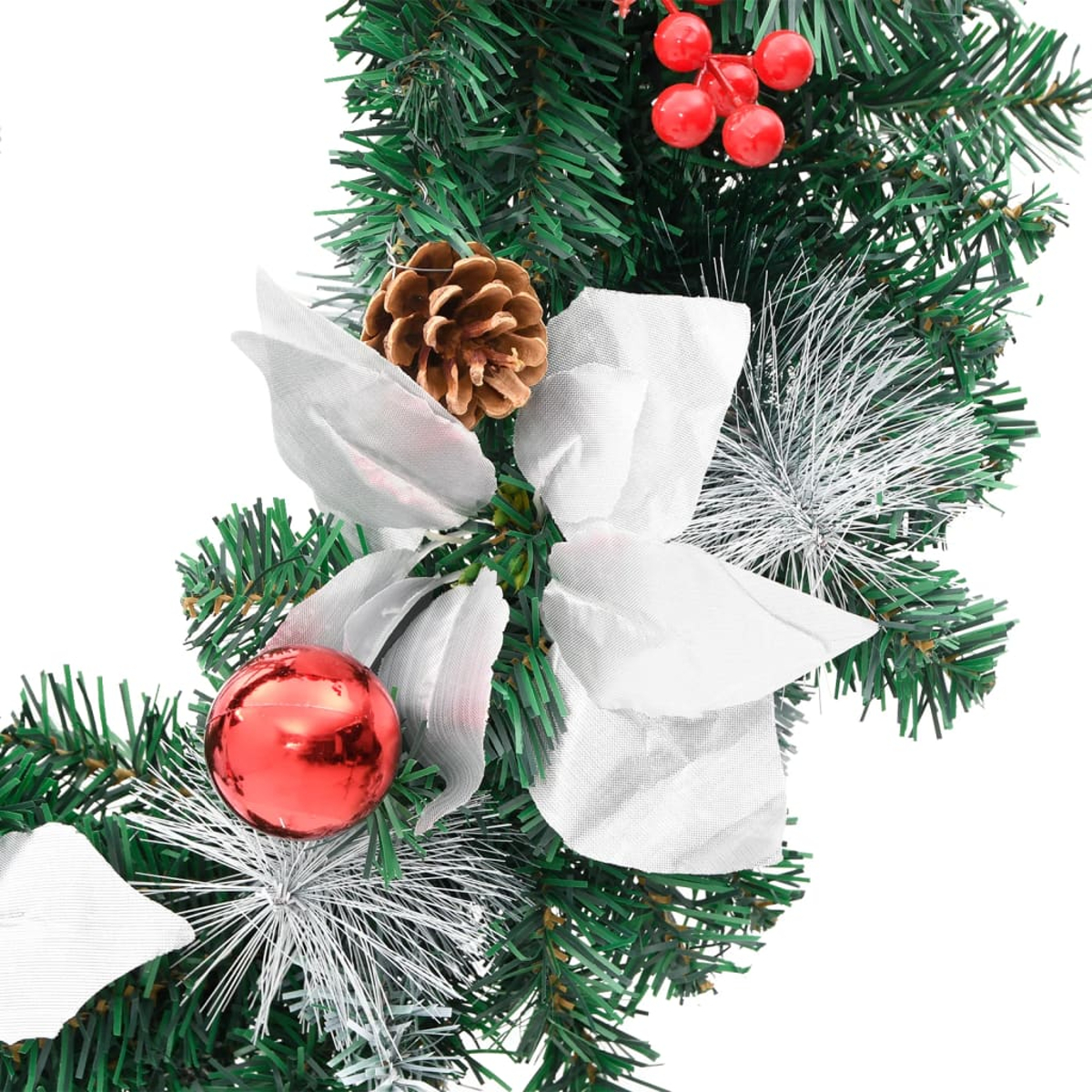 Nahaufnahme eines Weihnachtskranzes mit Ornamenten, Tannenzapfen und weißen Blumen auf weißem Grund.