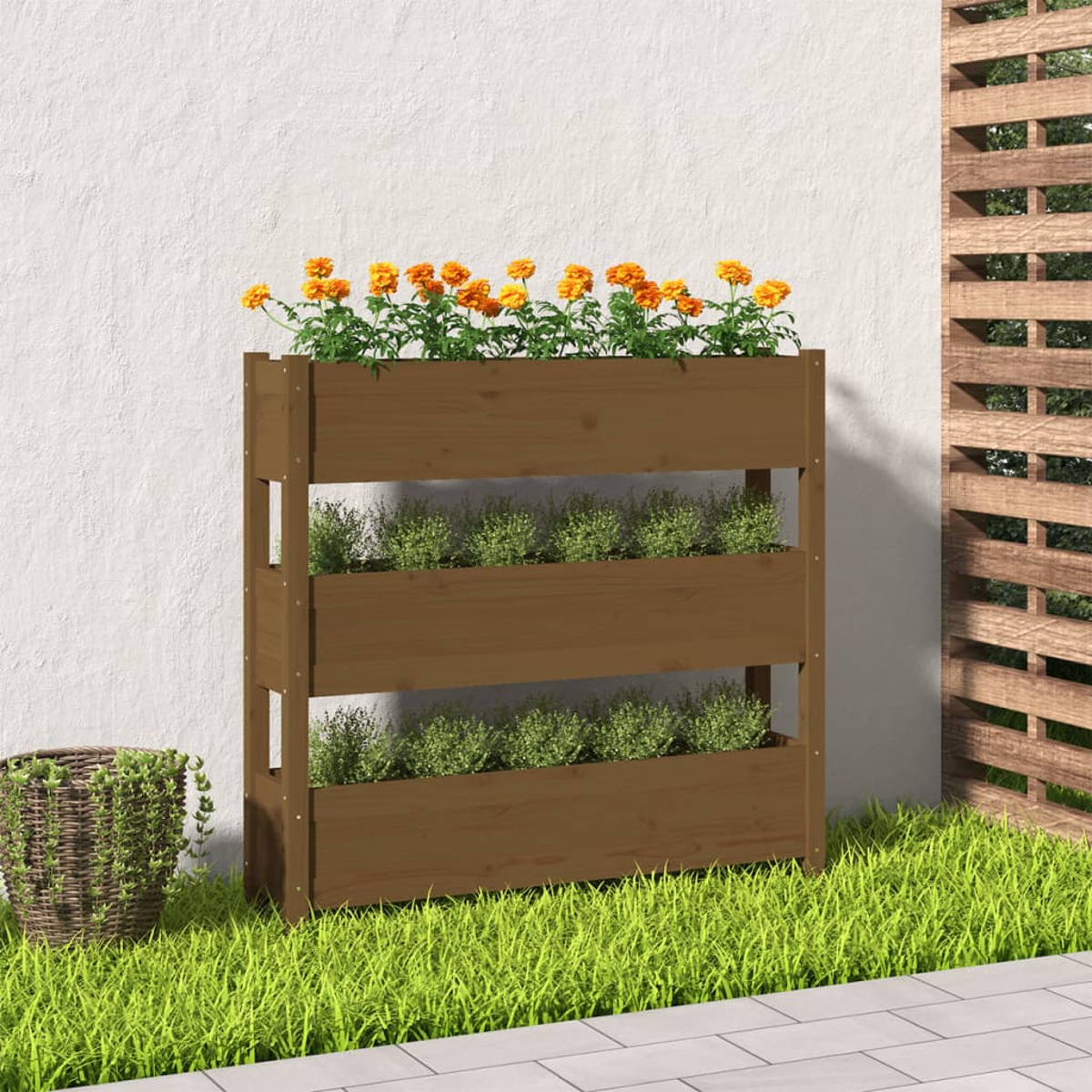 Ein dreistufiger Holzpflanzer mit orangefarbenen Blumen und grünen Pflanzen. An einer weißen Wand.