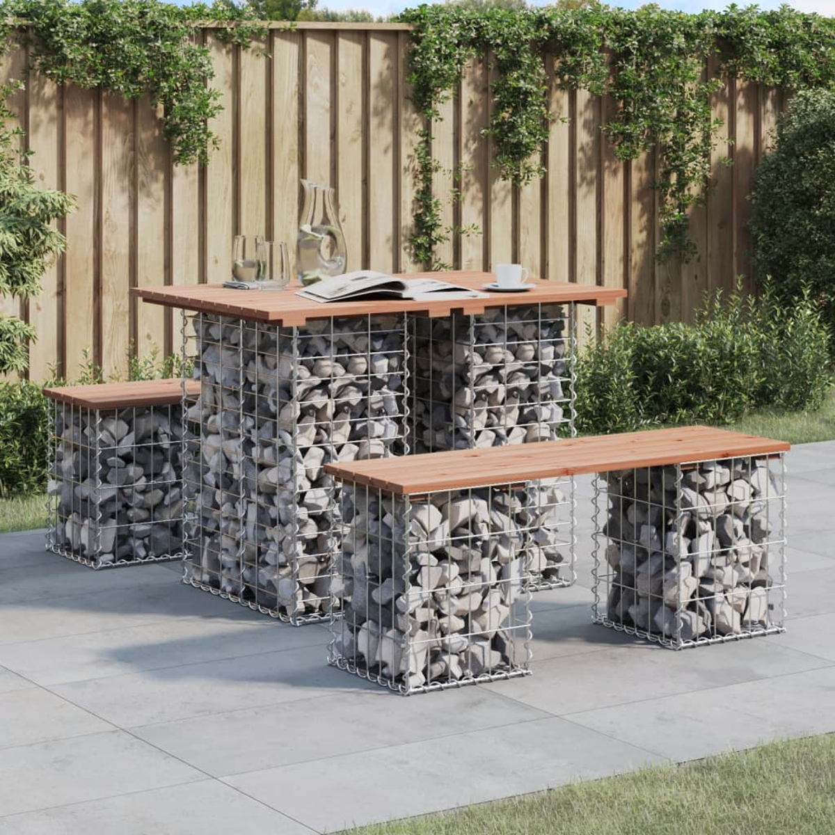 Gartenmöbel-Set mit steingefüllten Käfigsockeln und Holzplatten. Enthält Tisch und Bänke.