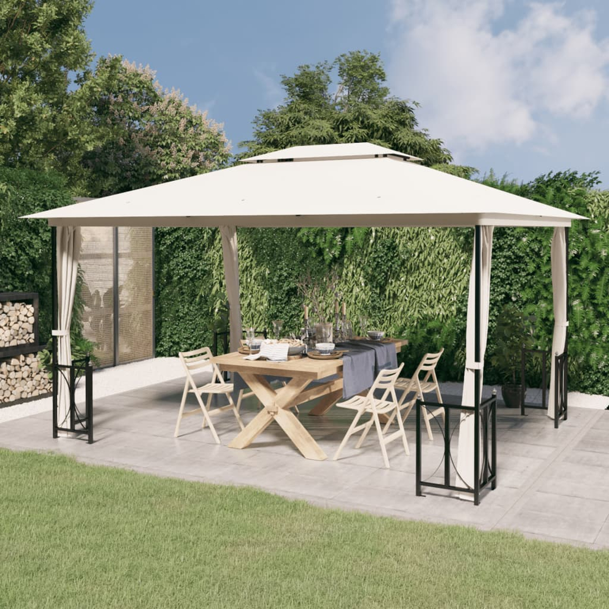 Ein beigefarbener Pavillon mit Esstisch und Stühlen auf einer Terrasse. Üppige grüne Hecke und Bäume im Hintergrund.
