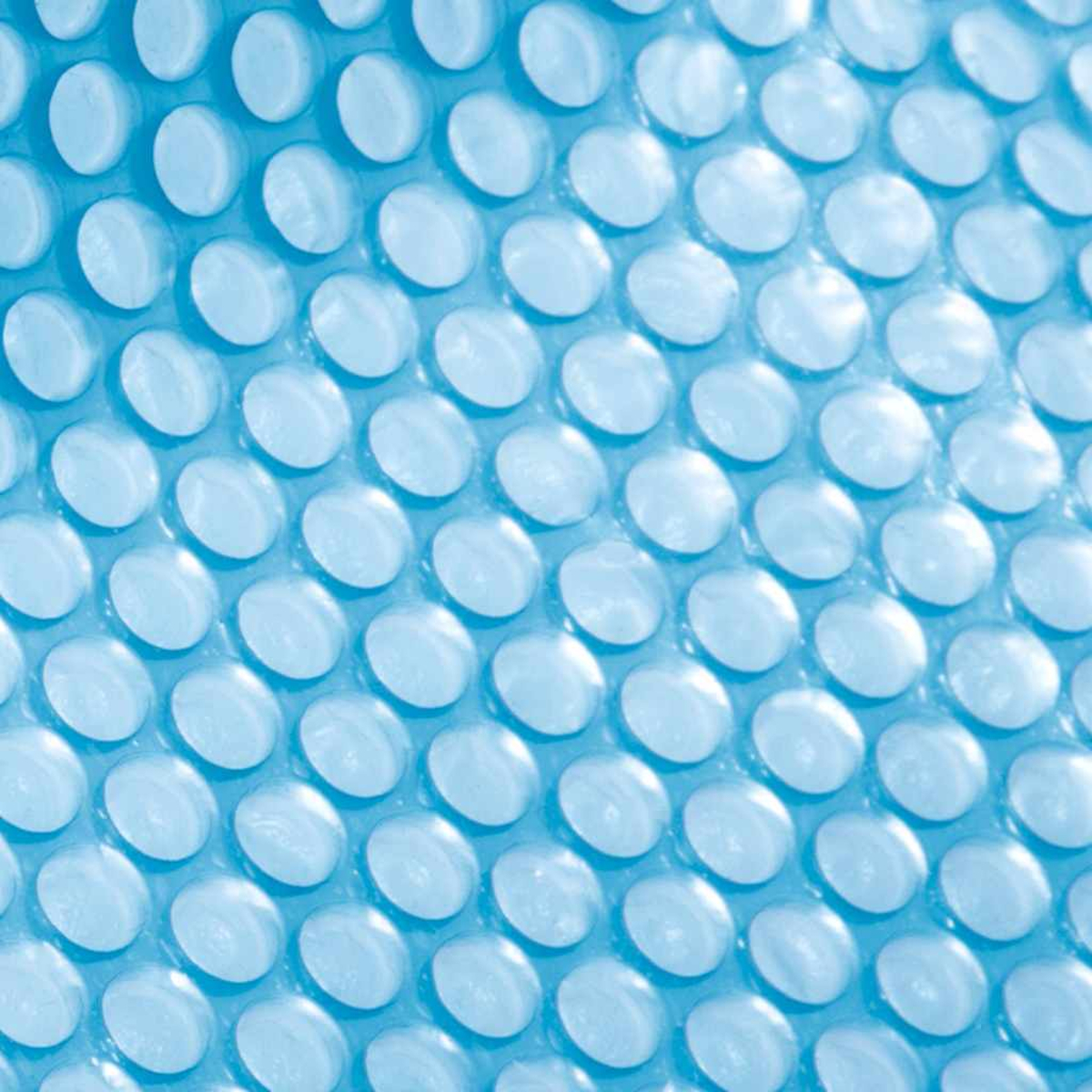 Blaue Poolabdeckung mit Blasenstruktur auf weißem Hintergrund.