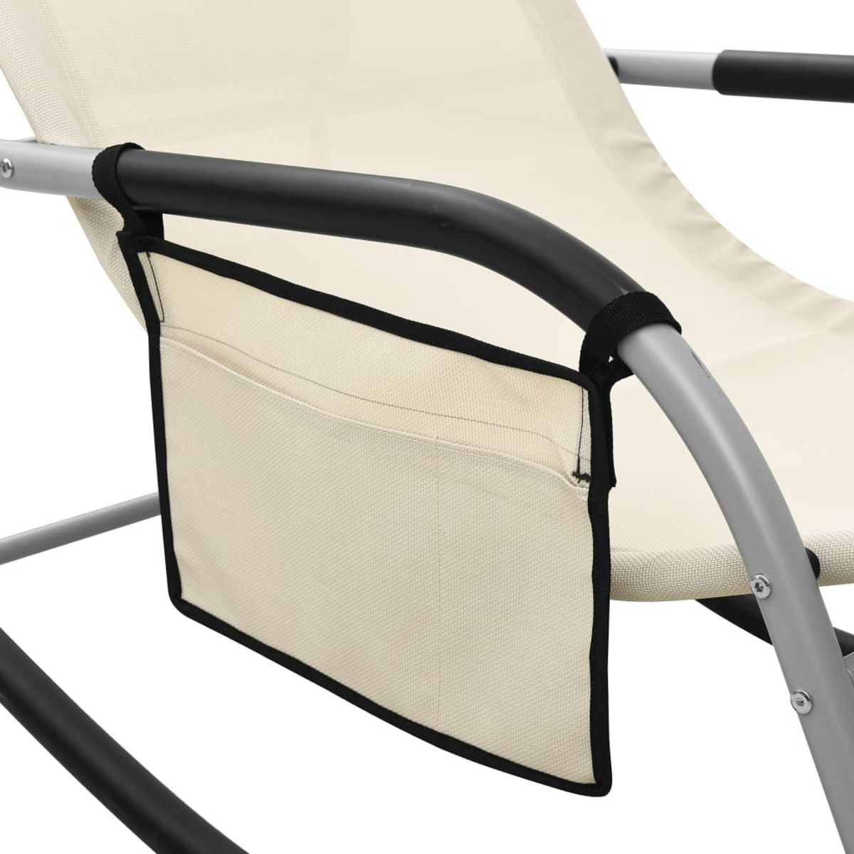 Nahaufnahme einer beigefarbenen Stofftasche, die an der Armlehne eines Liegestuhls befestigt ist.