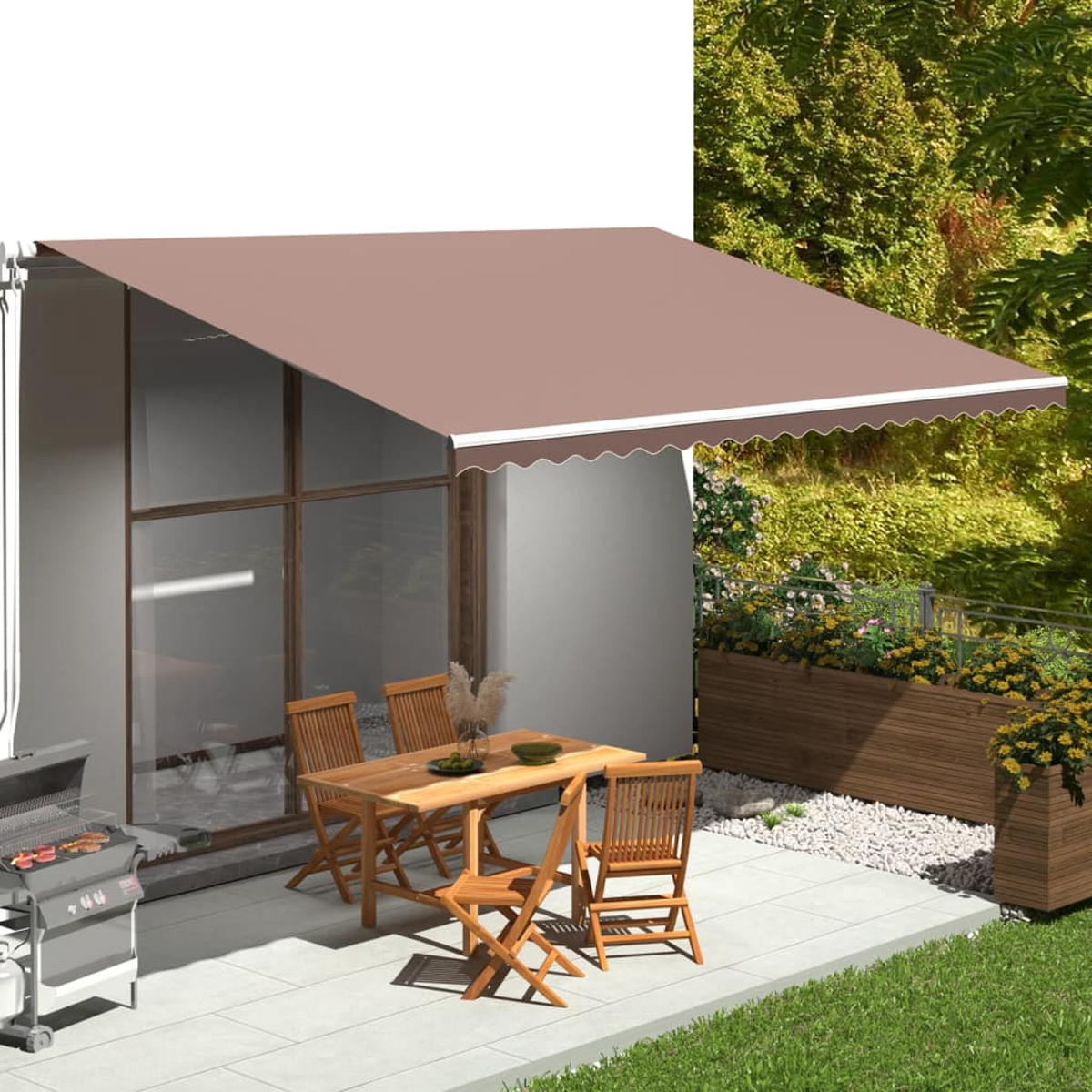 Eine Terrasse mit brauner Markise, Tisch und Stühlen. Ein Grill und Grün sind zu sehen.