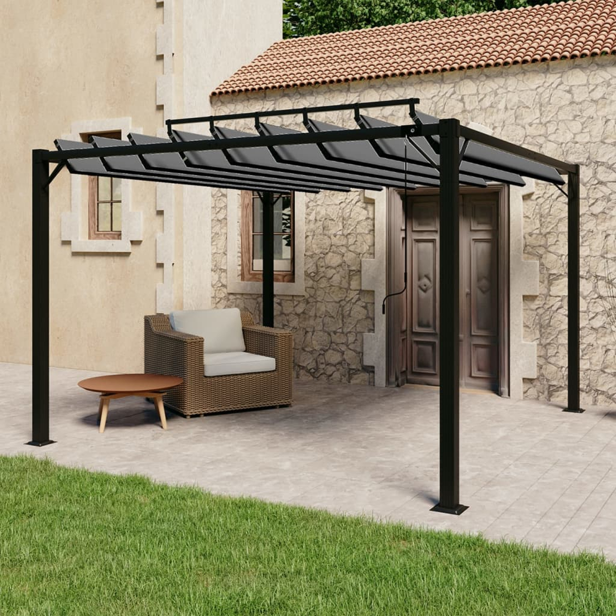 Schwarze Pergola mit Stoffdach auf einer Terrasse, mit Tisch und Stuhl.