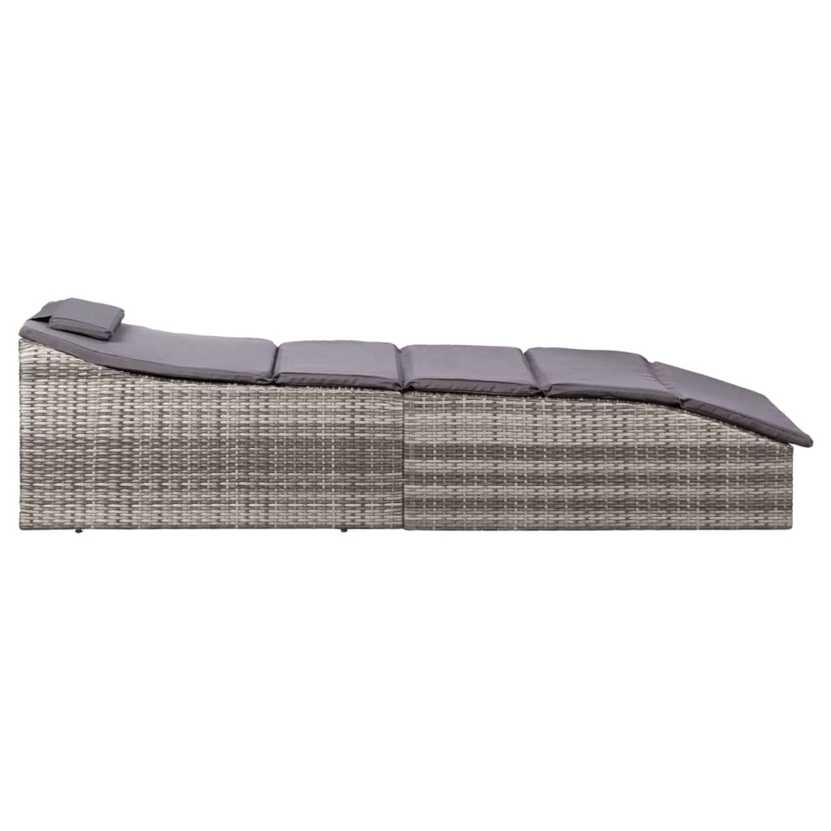 Ein graues Outdoor-Tagesbett mit grauen Kissen.