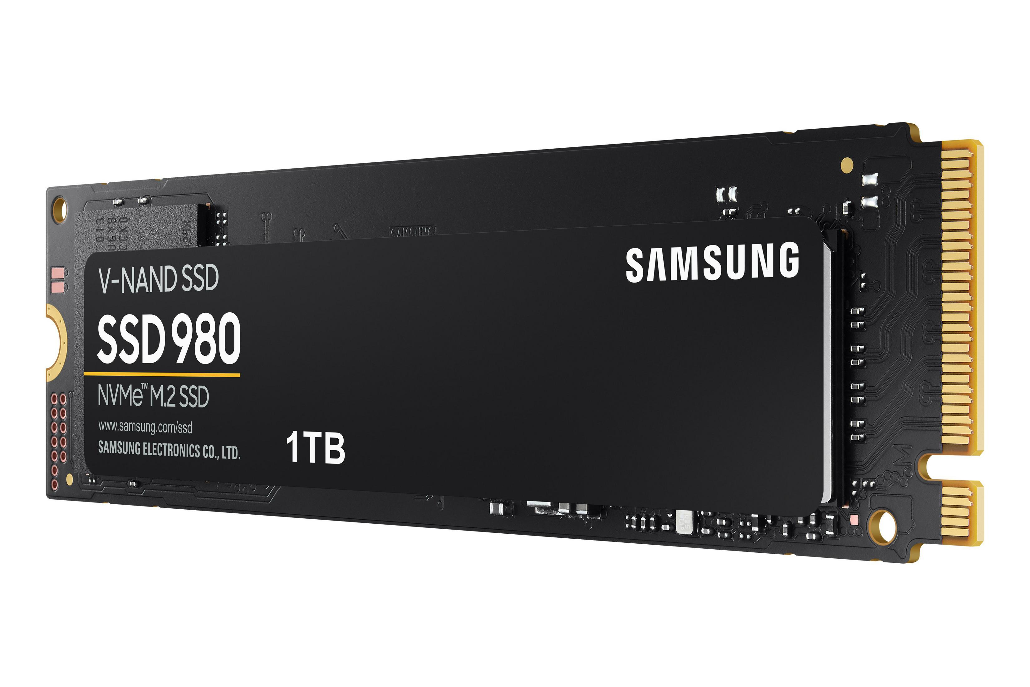 Czarny dysk SSD Samsung 980 NVMe. Oznaczony '1TB'. Białe tło.