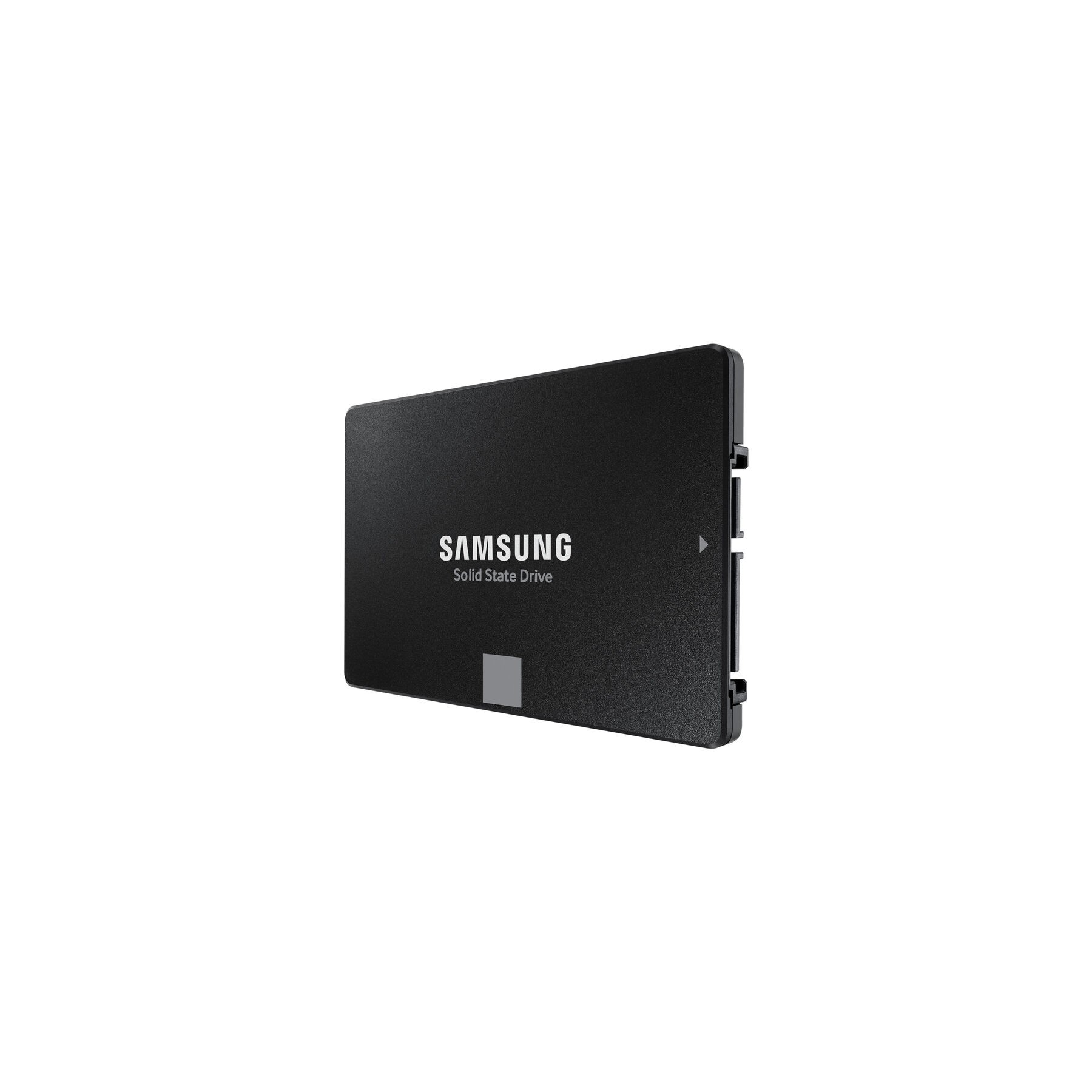 Czarny dysk SSD Samsung. Widok pod kątem. Białe tło.