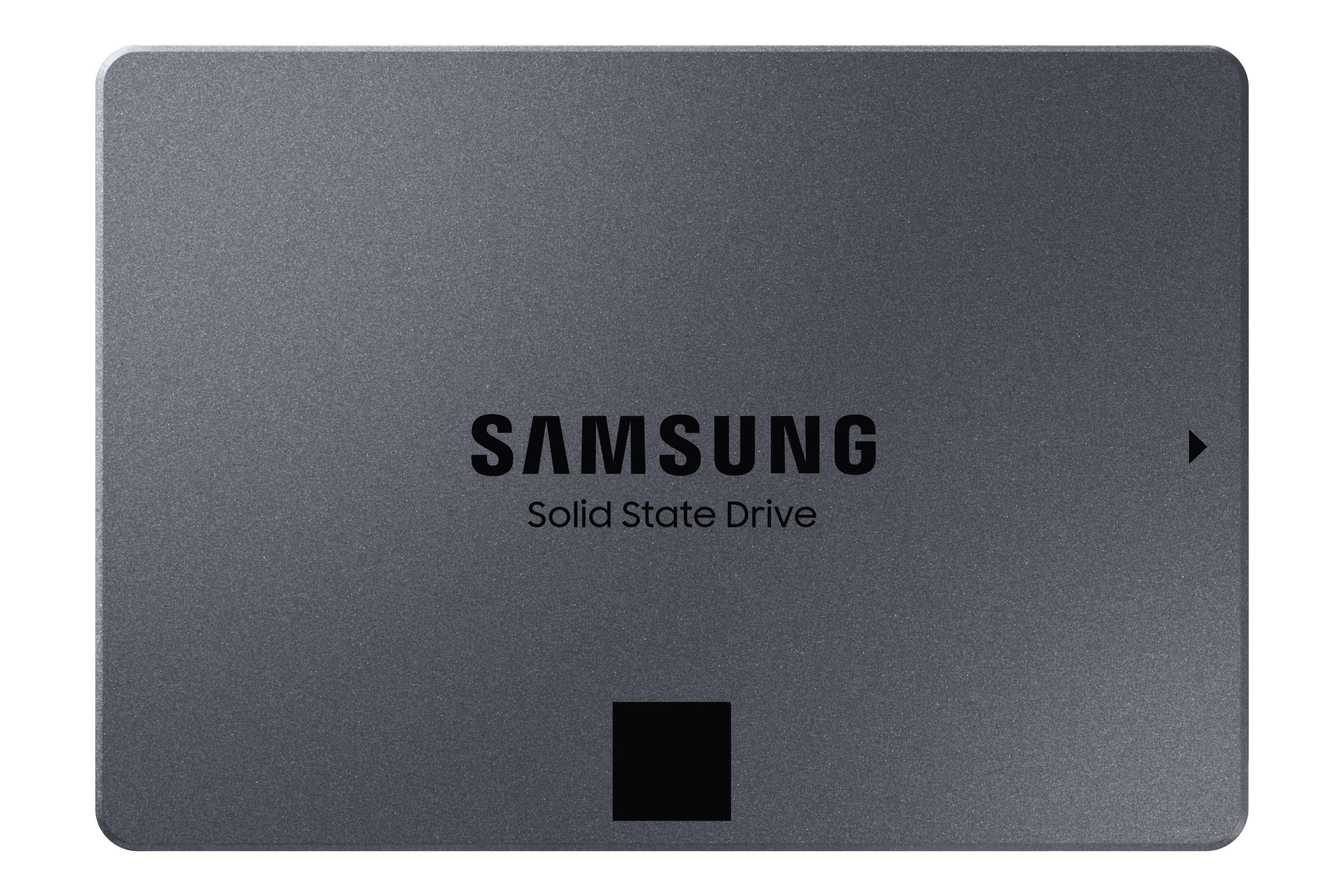 Dunkelgraue Samsung SSD auf weißem Hintergrund, direkt von vorne.