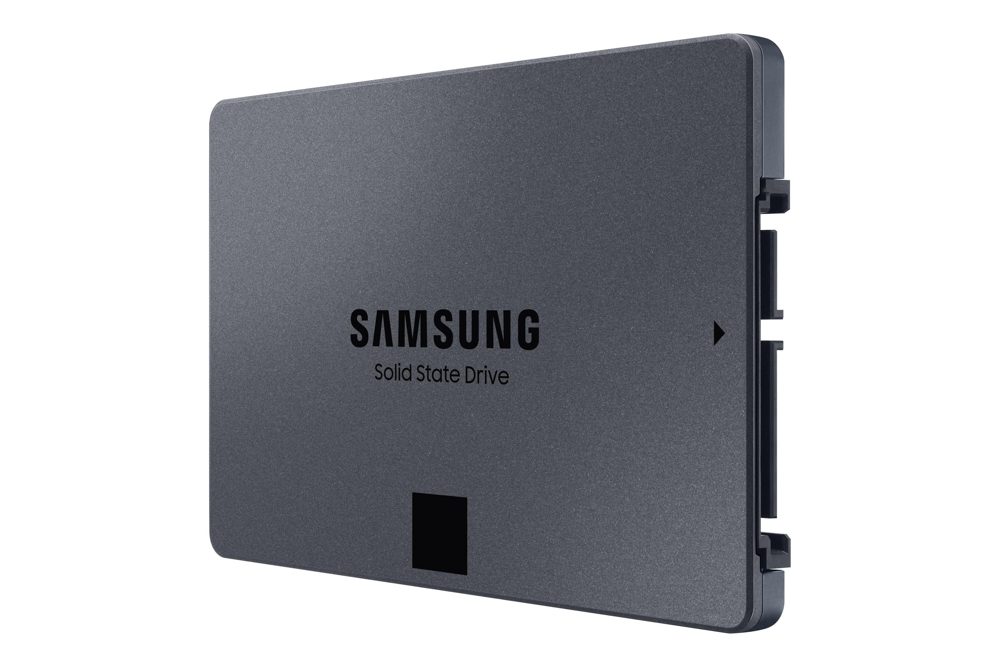 Dunkelgraue Samsung Solid State Drive. Isoliert auf weißem Hintergrund.