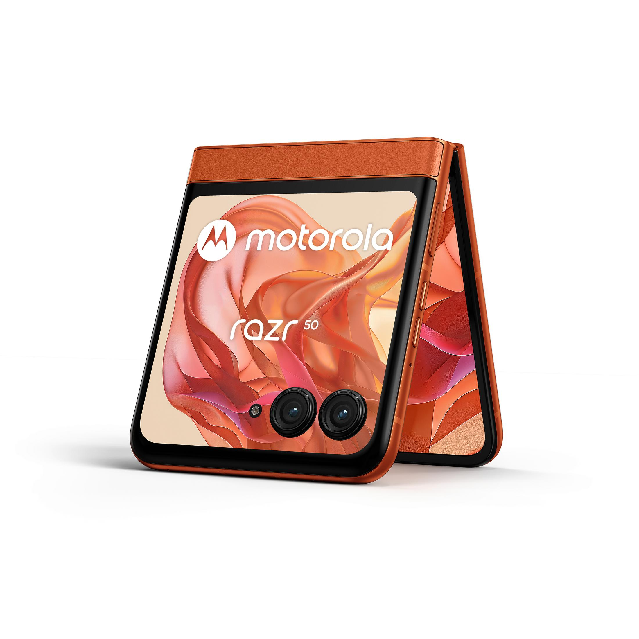 Motorola Razr 50, pomarańczowy i czarny. Złożony, podwójny aparat, logo Motorola. Białe tło.