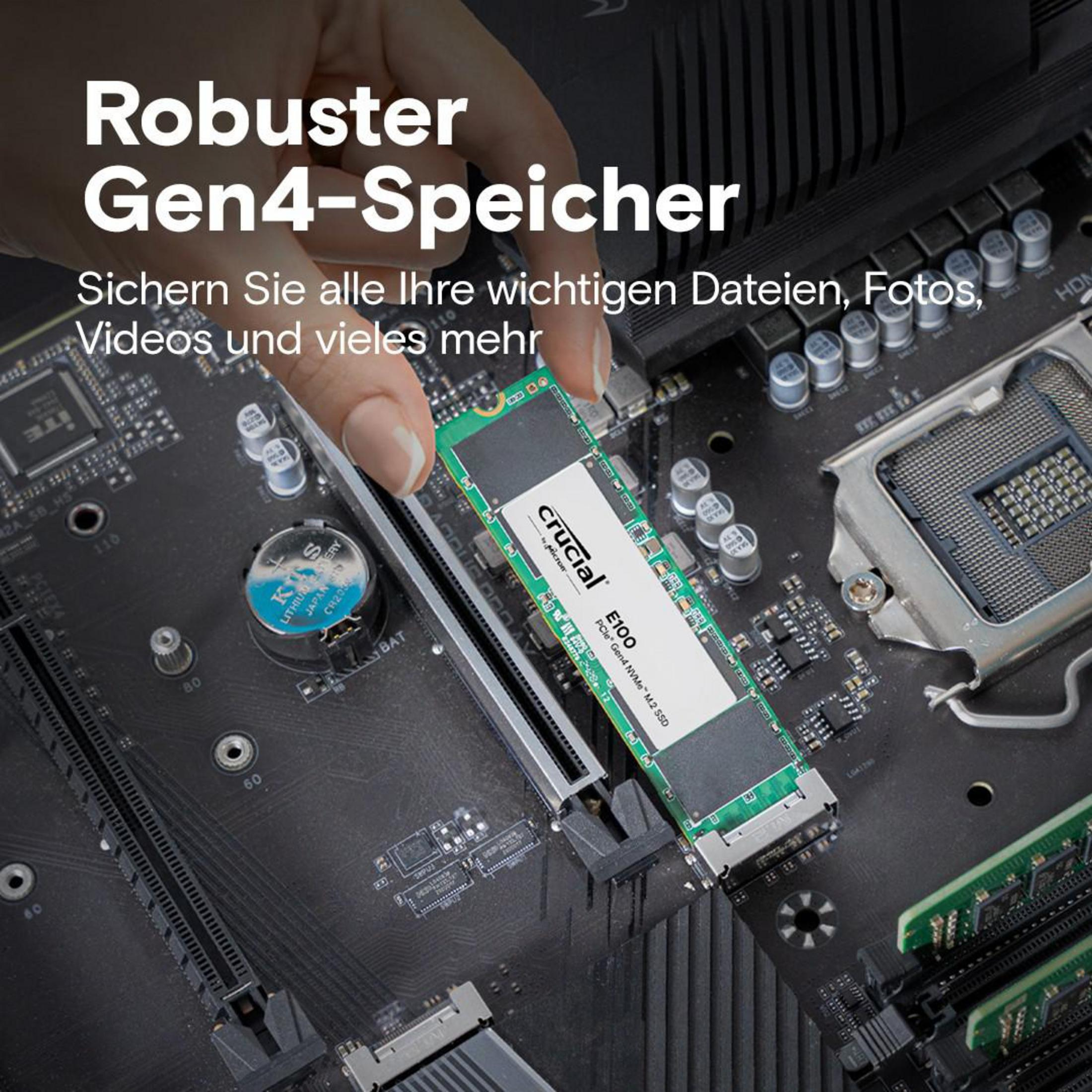 Ręka wkładająca dysk SSD Crucial E100 do gniazda płyty głównej, z tekstem.
