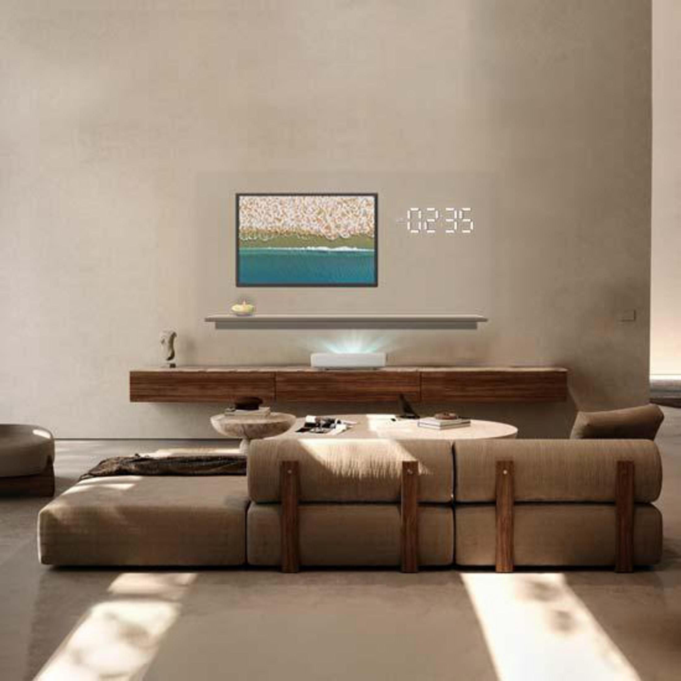 Nowoczesny salon z telewizorem, kanapą i projektorem. Ściany są jasnobeżowe.