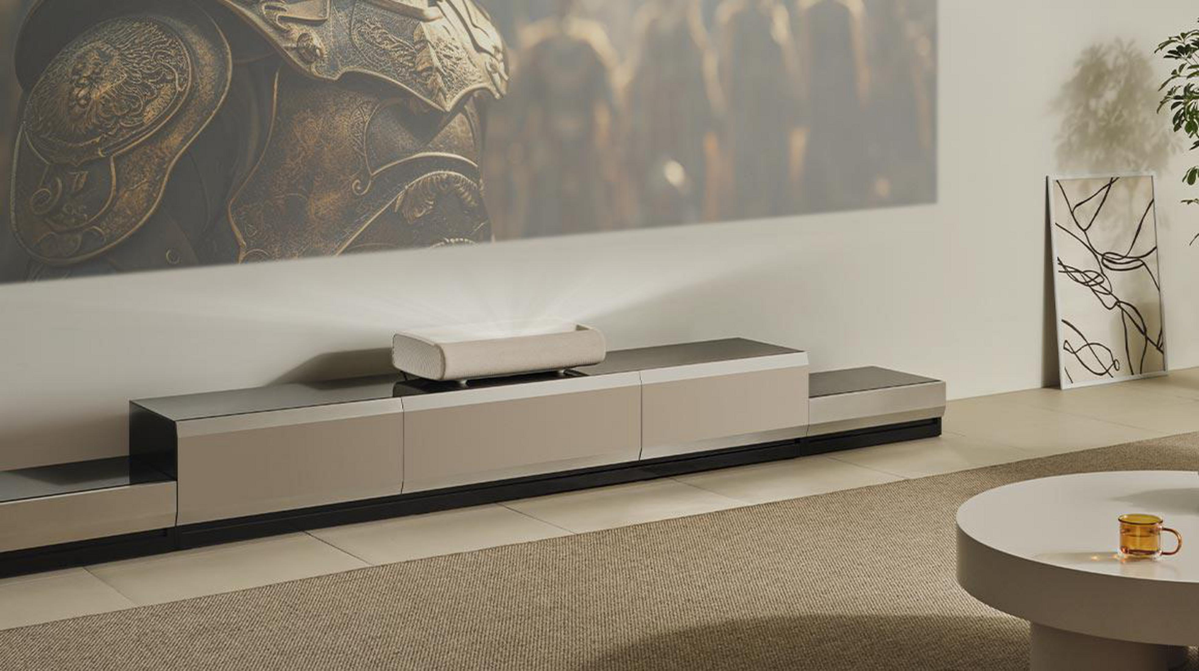 Projektor wyświetla obraz na ścianie. Na pierwszym planie stół i sofa.