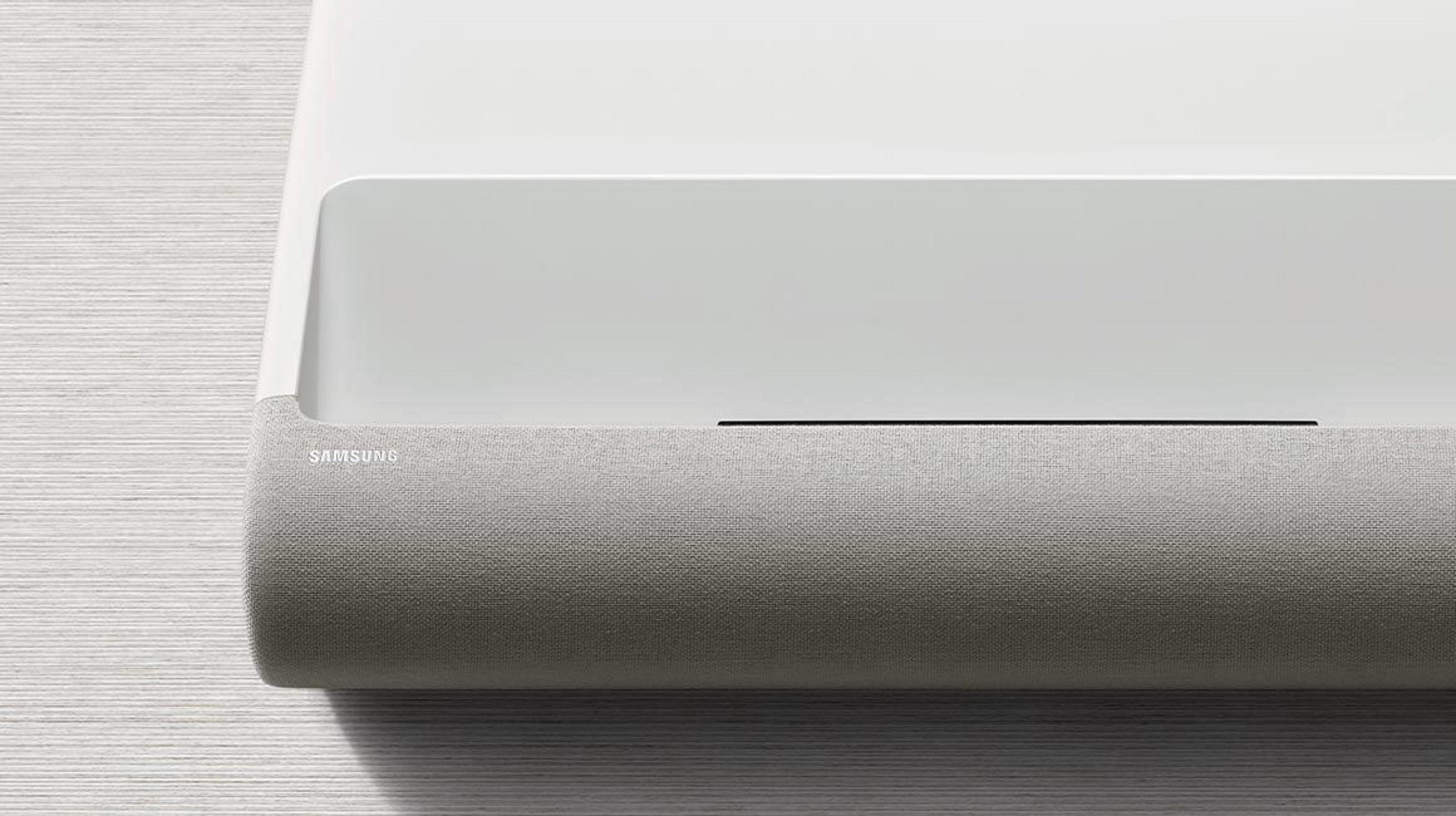 Zbliżenie białego i szarego projektora Samsung, widok z przodu i z boku.