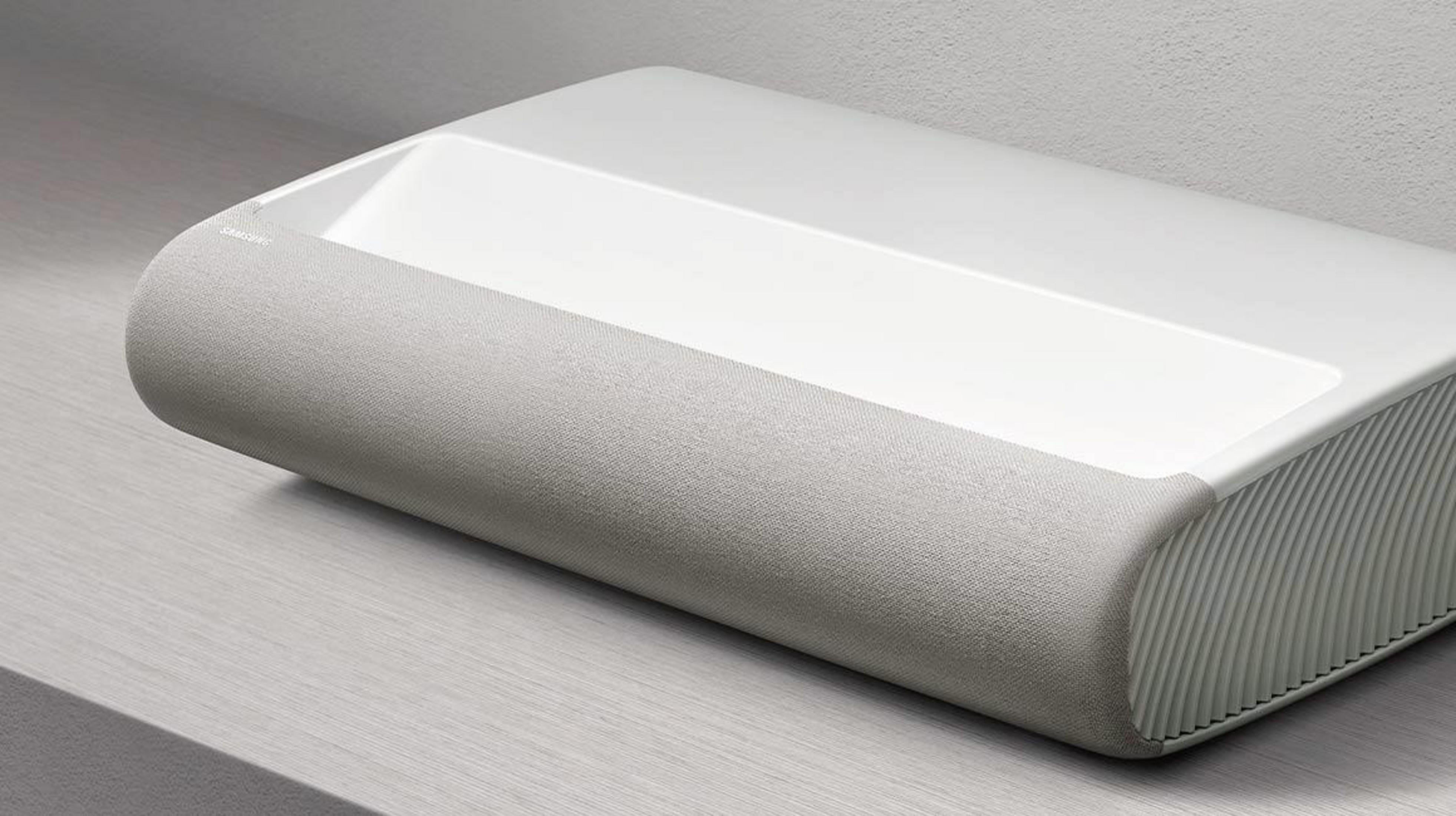 Biało-szary projektor Samsung prezentowany na jasnej powierzchni.