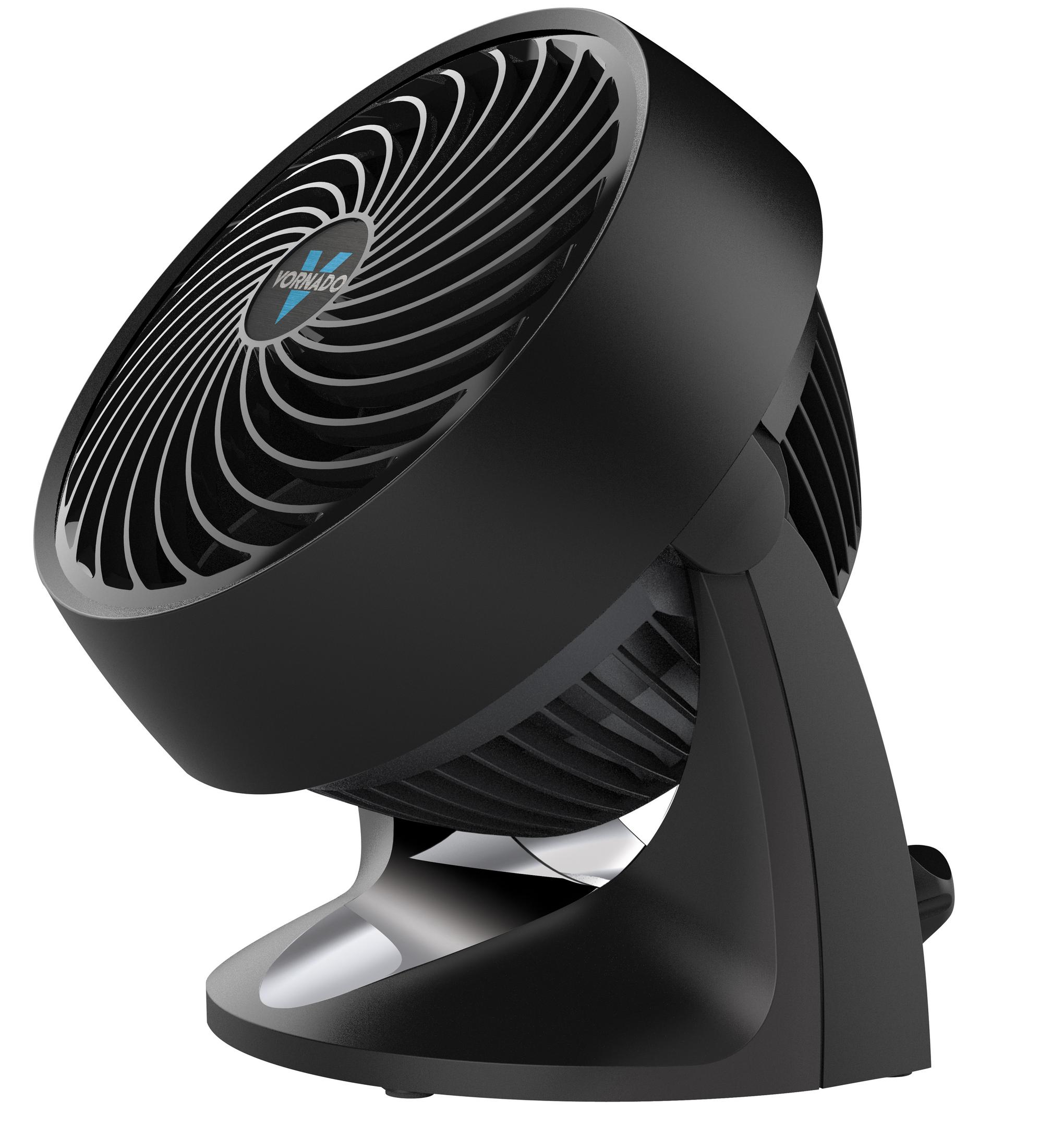 Ventilatore Vornado nero su sfondo bianco. Ha un design curvo e le pale del ventilatore sono visibili.