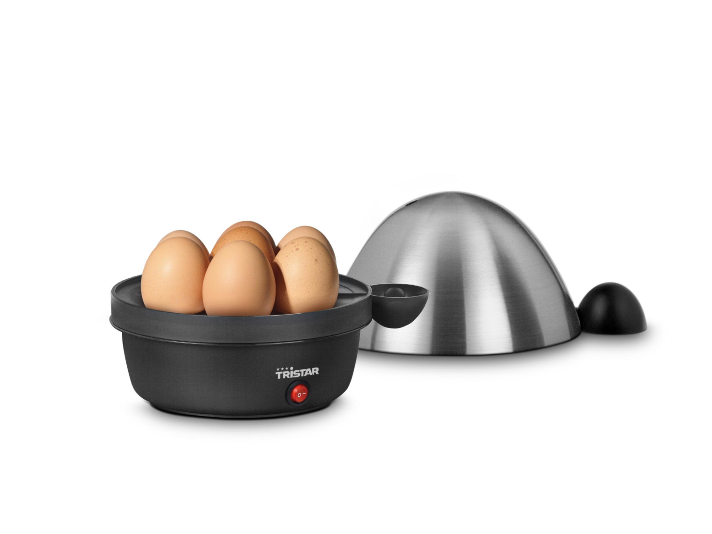 Urządzenie do gotowania jajek z sześcioma brązowymi jajkami w tacy. Pokrywa ze stali nierdzewnej, czarna podstawa.