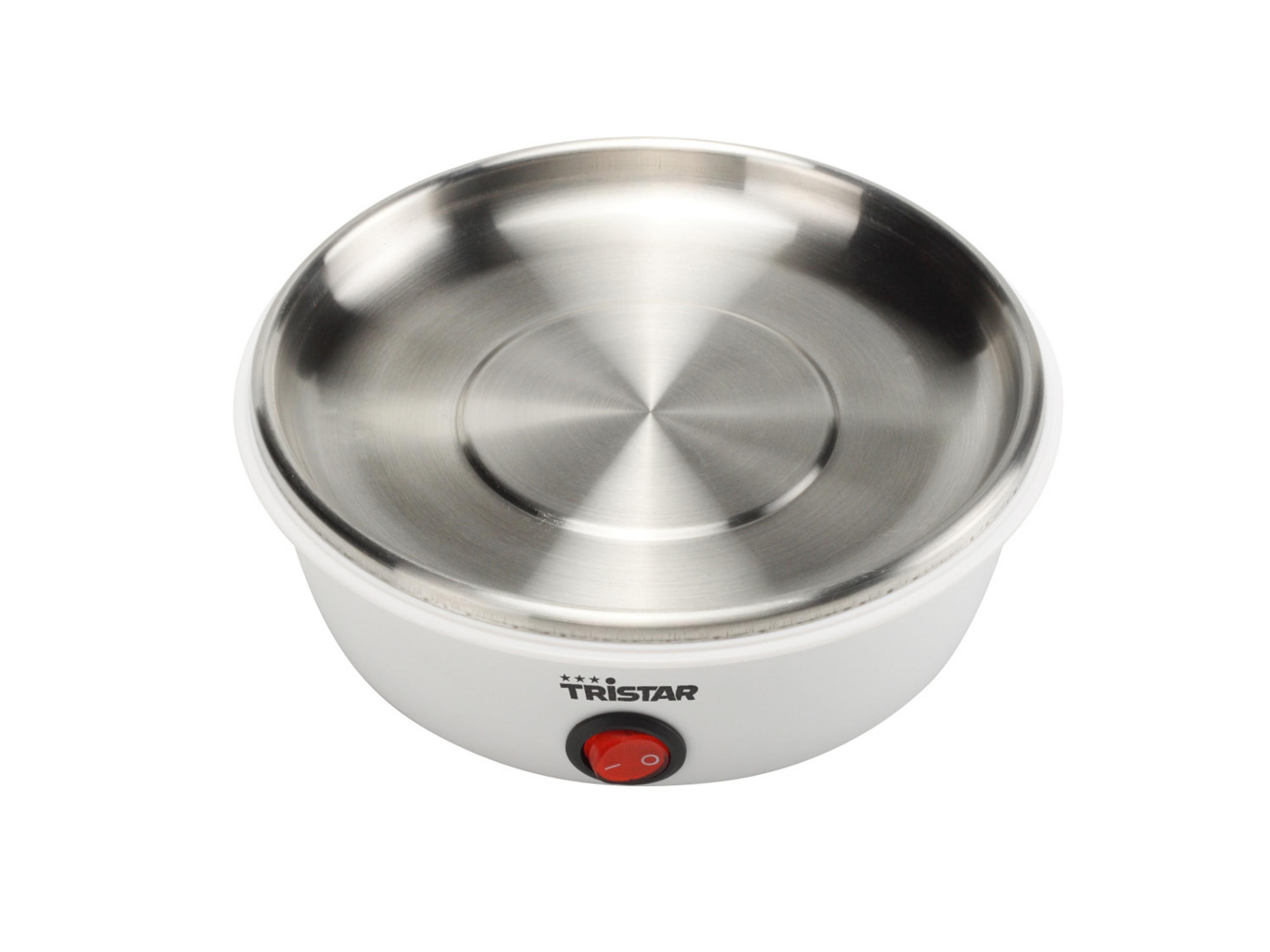 Białe urządzenie do gotowania jajek ze stalową misą wewnętrzną, czerwony przycisk zasilania, marka Tristar.