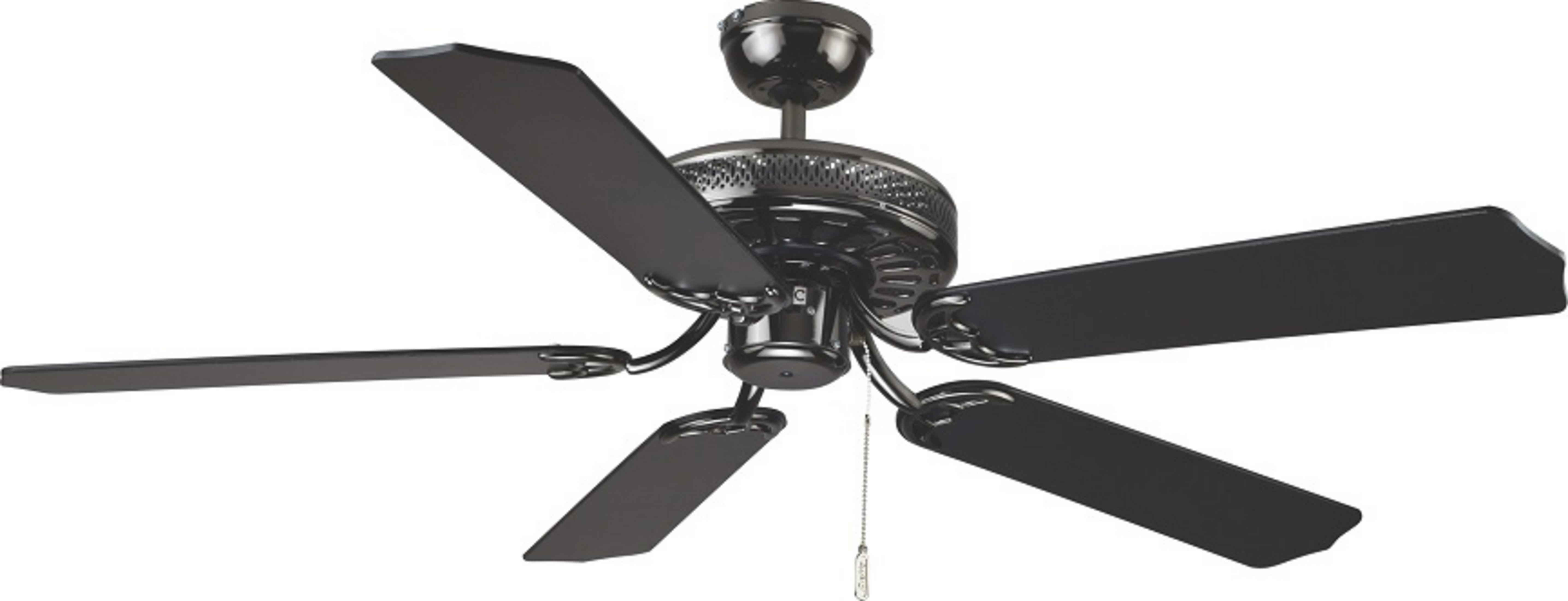 Schwarzer Deckenventilator mit fünf Flügeln. Er hat eine Leuchte, vor weißem Hintergrund.