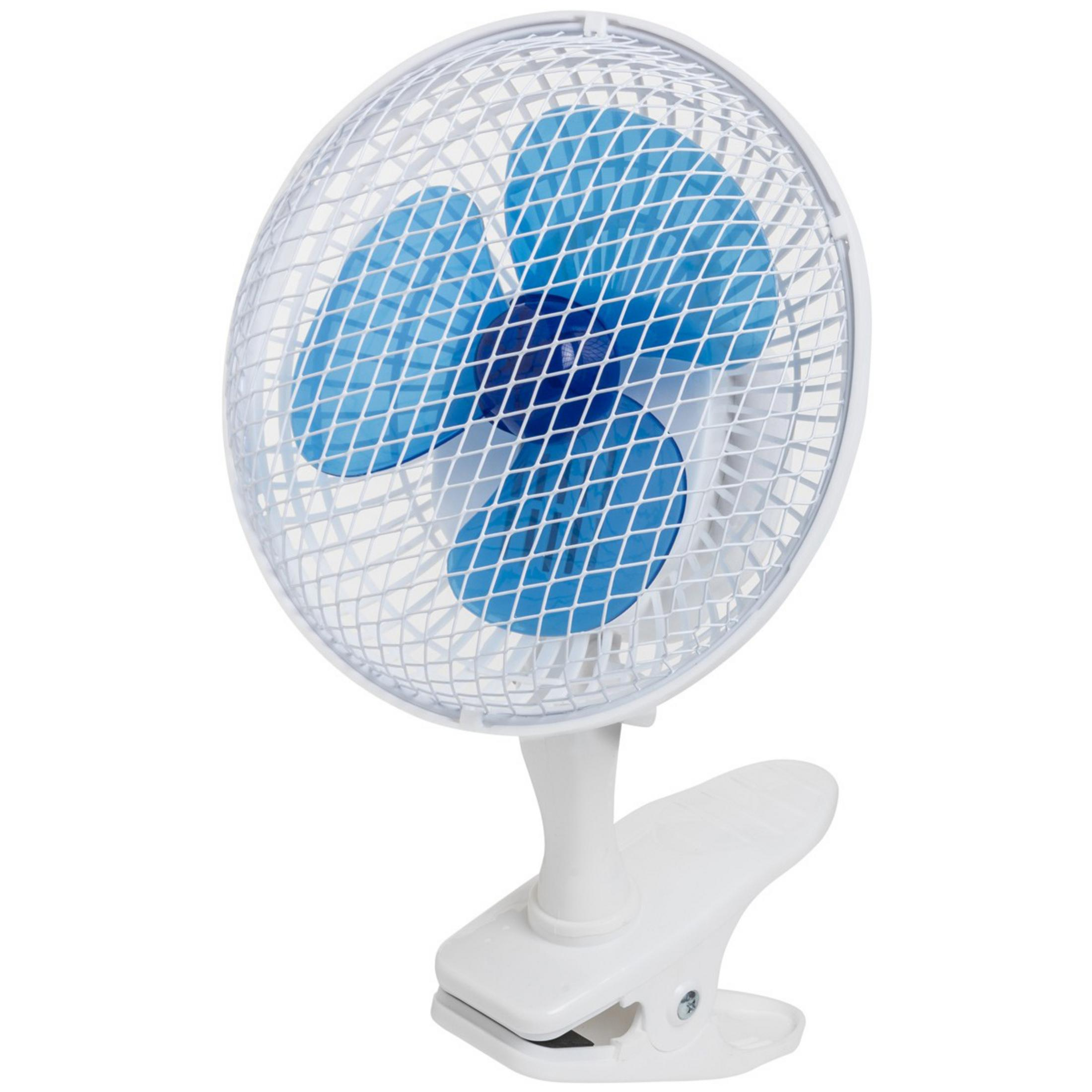 Un primo piano di una ventola bianca con pale blu. È montata su una base a clip.